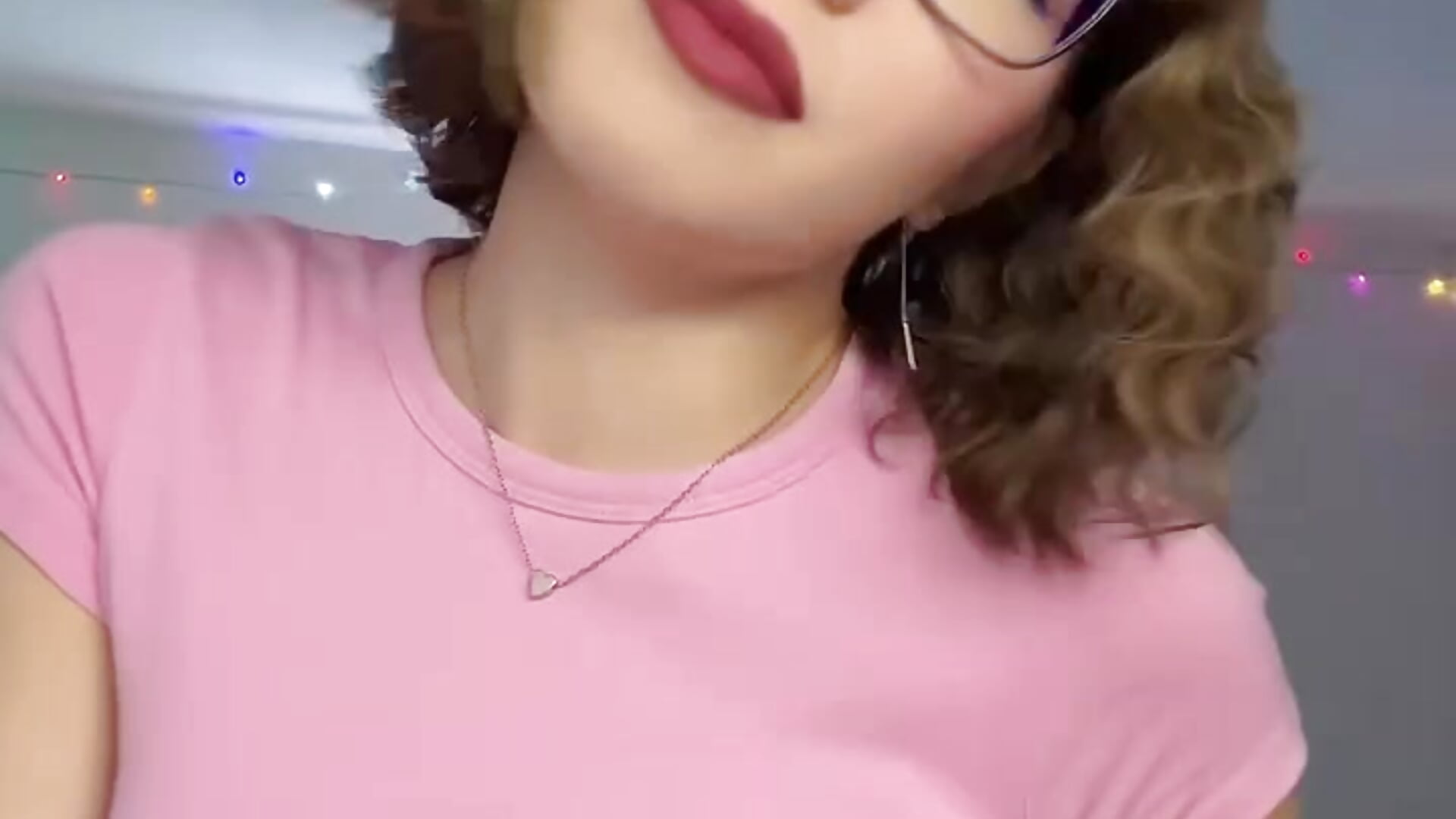 I love to feel every beat of the song and immerse myself in another world - βίντεο μοντέλου JeaneneWoltz