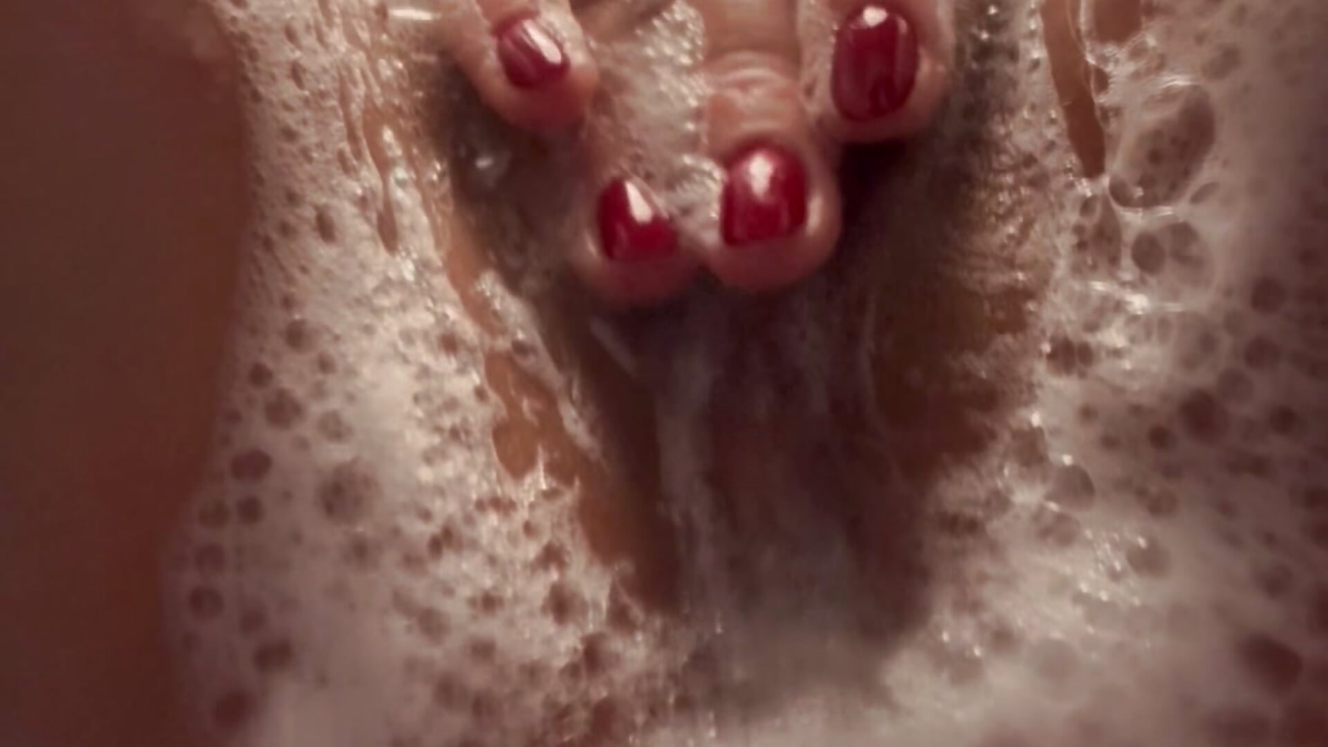 Lost in Bubbles (Topless & Foam Between My Legs) - clip cu scarlettmoonmuse model videochat