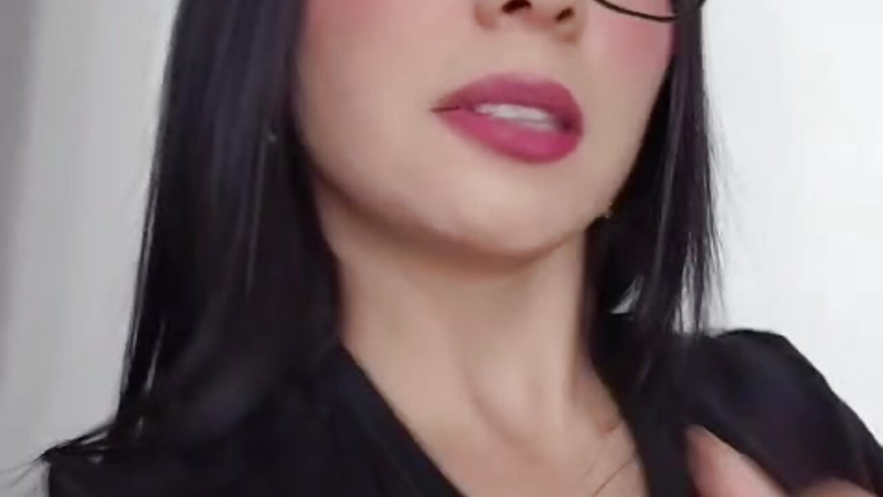 How do I look, honey? - video by SaraPreston cam model