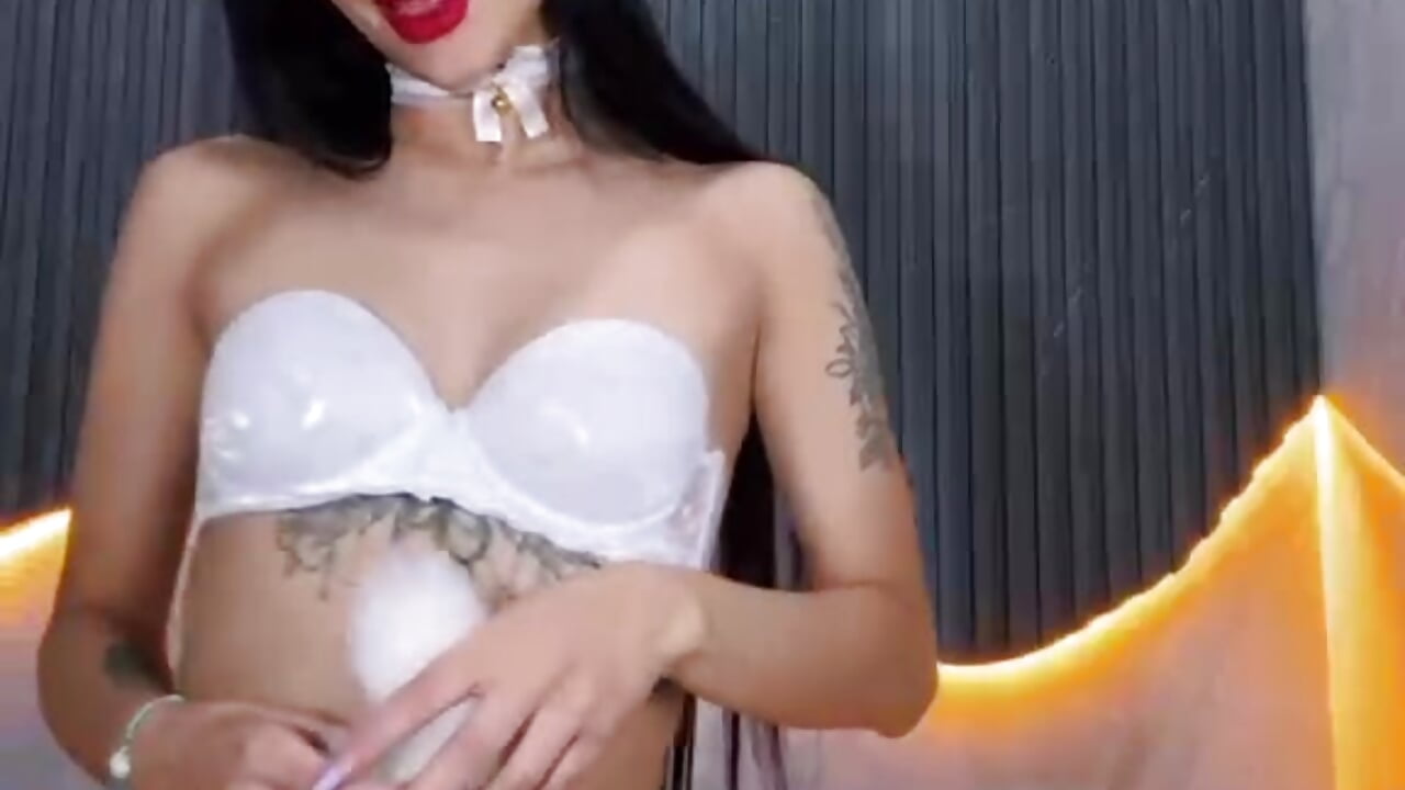 Press play and discover why you won't be able to look away. Do you dare to dance with me? 😈✨ – video od webkamerové modelky Tifany_Tx