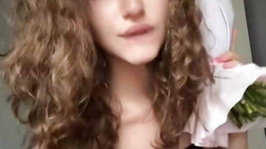 Flowers - video di MarieRood modella di cam