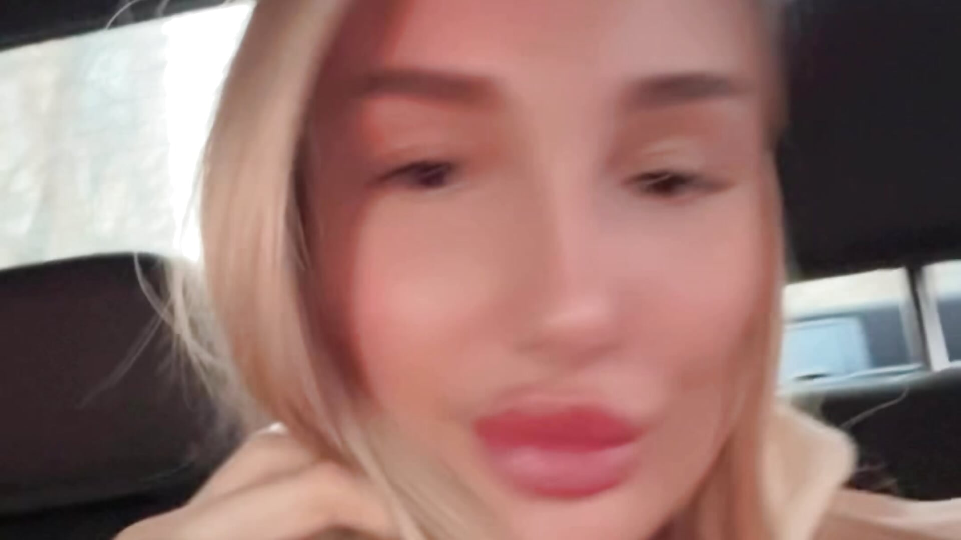 A kiss just for you – video od webkamerové modelky HloeChic