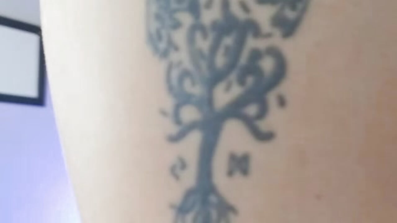 CHECK OUT MY TATTOOS - vidéo du modèle de showcams DaniiFoxx