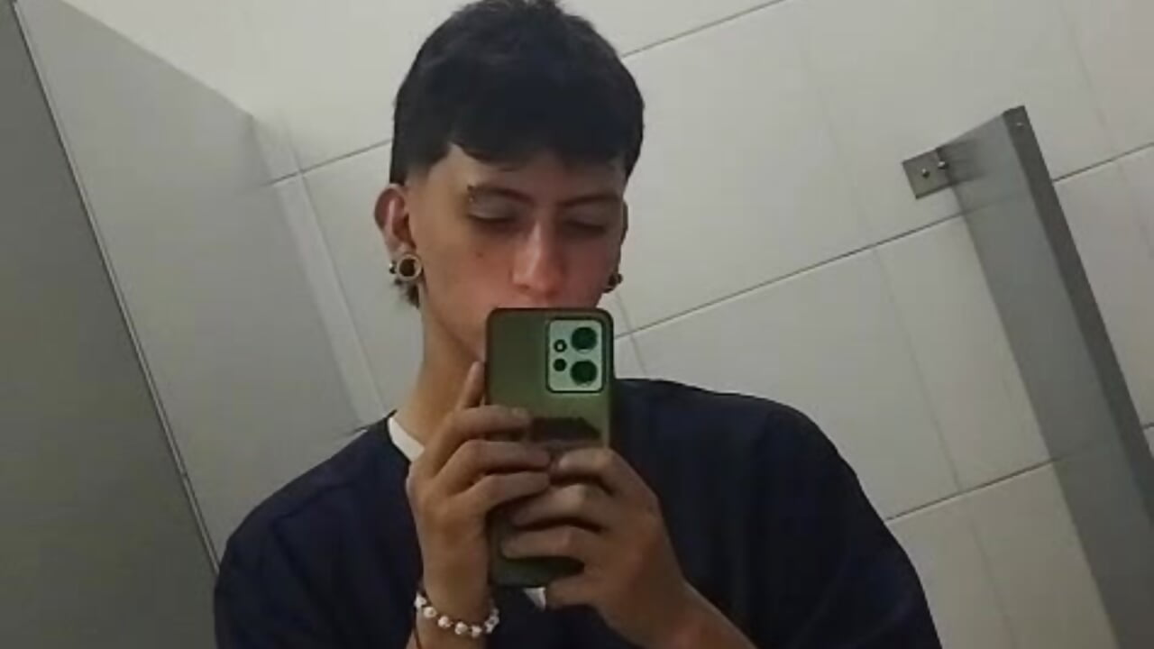 GOOD DAY... KISS - vidéo du modèle de showcams DaniiFoxx