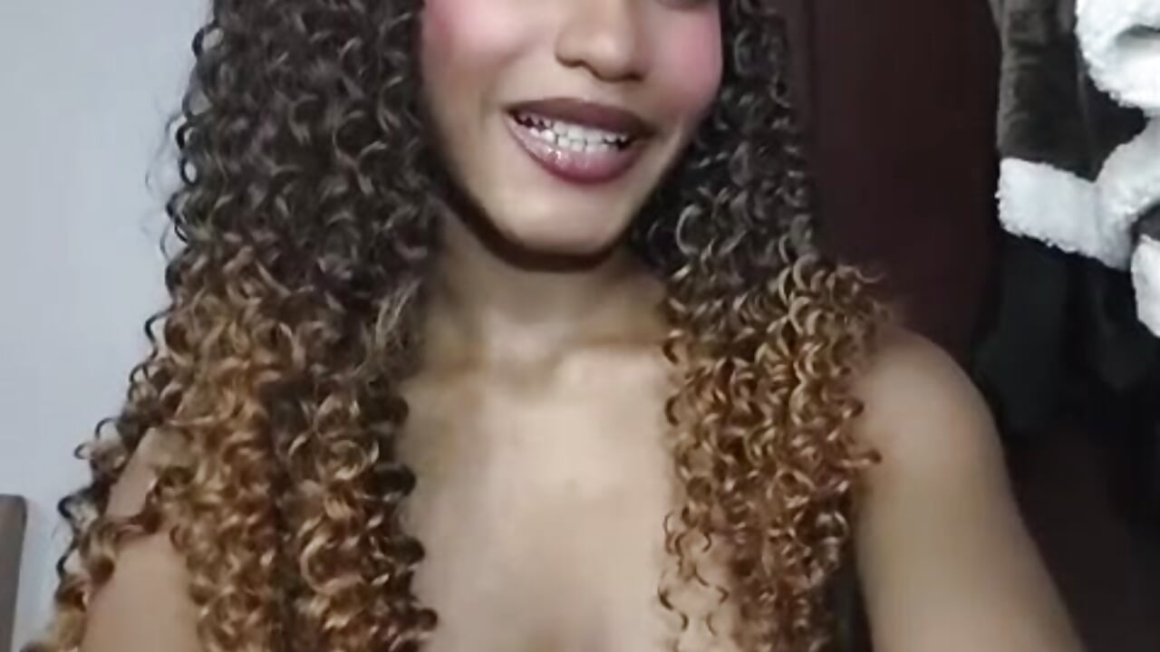 "A little sparkle so you don't lose sight of me." - video di litte_ebonyx modella di cam