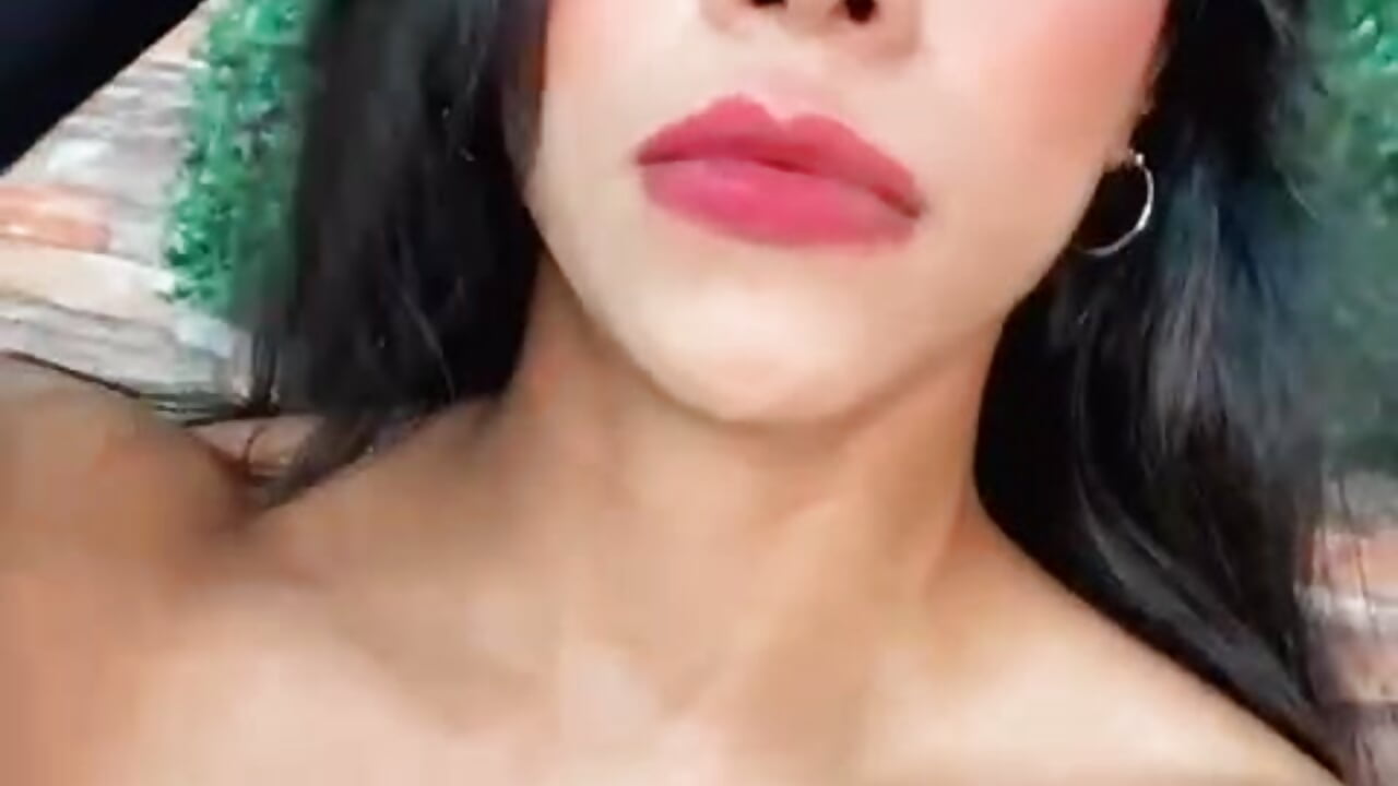 Make me feel horny - video by lilybloom69 cam model