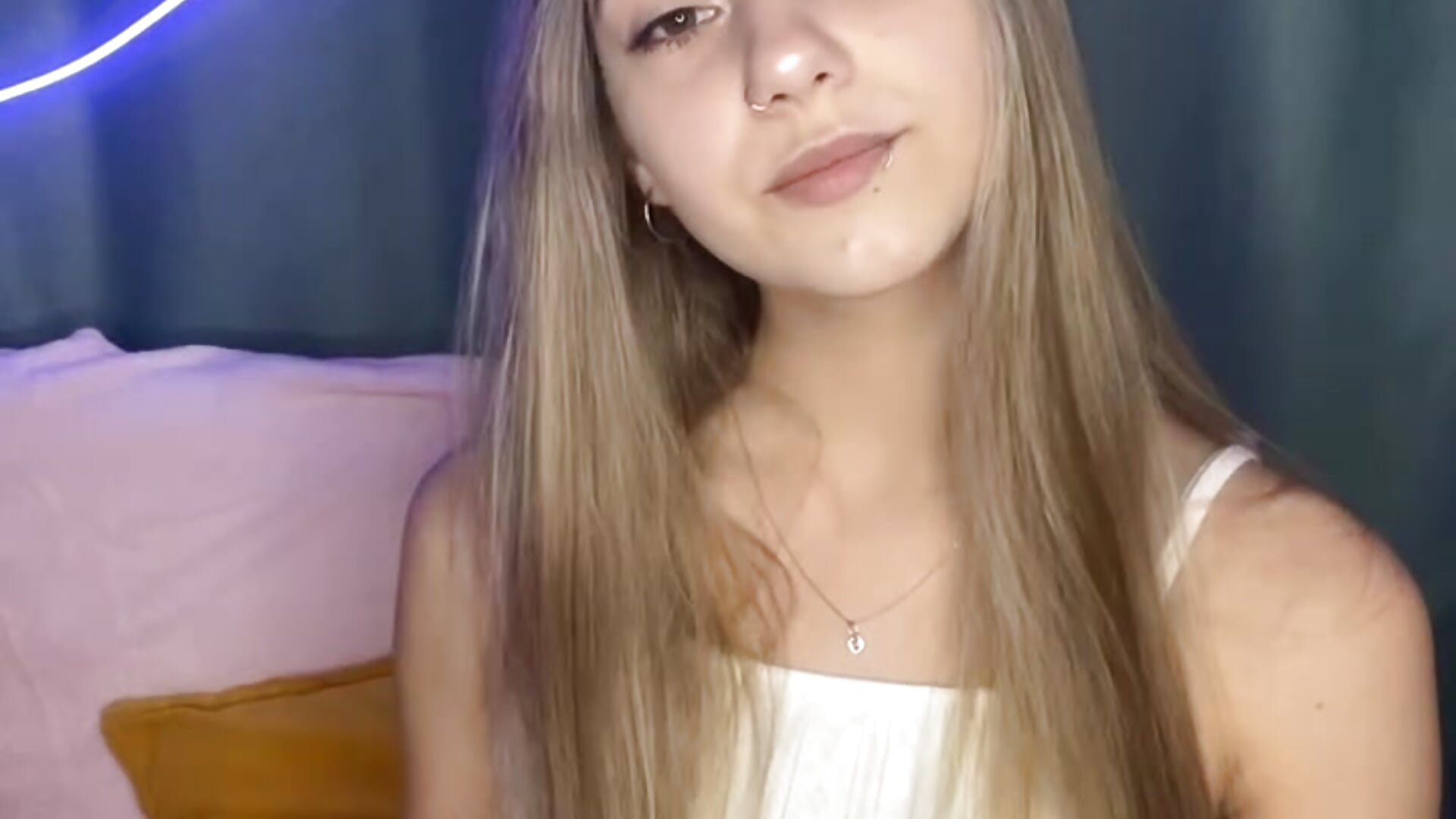 TikTok — filmik angel_lin, modela(-lki) na kamerkach