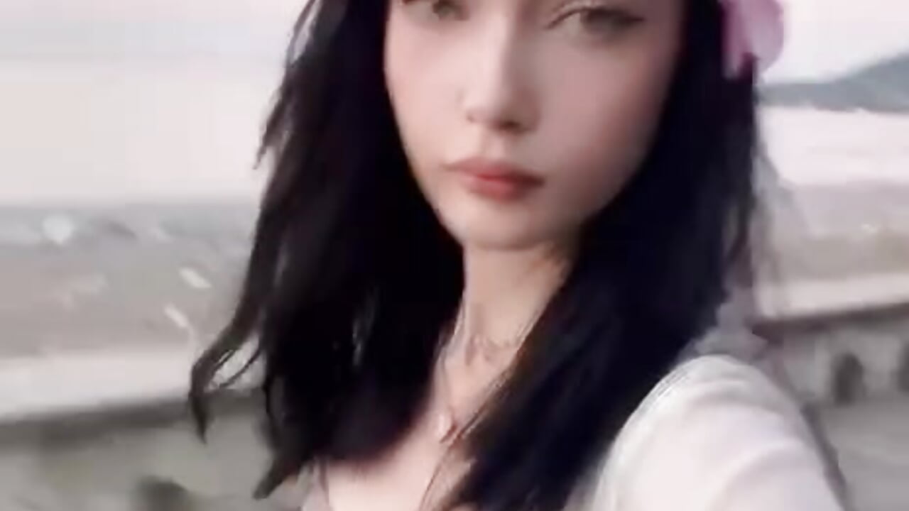 walking on the sun - video by bombaleylo cam model