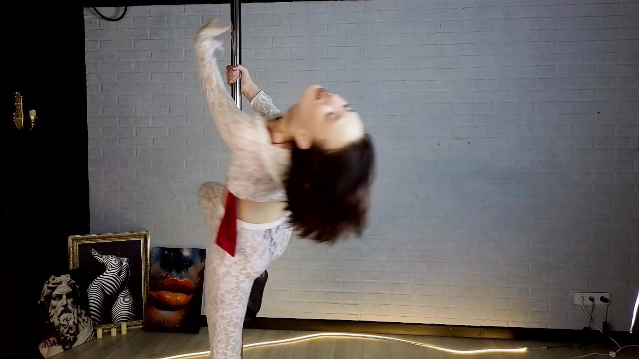 such an attempt at dancing ahahaha it’s good that I can do so much more in sex🥺😘 - KaseyKItty_ 캠 모델의 동영상