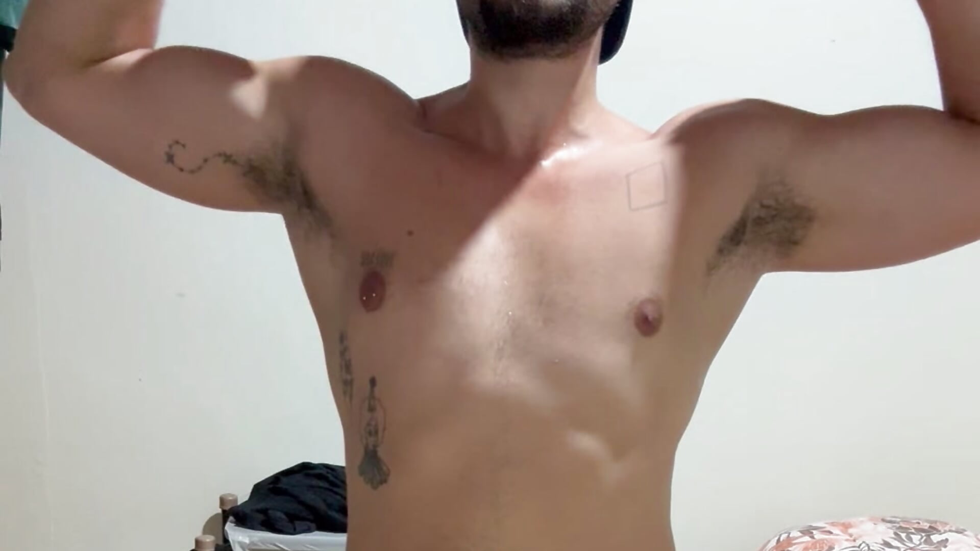 double biceps - vidéo du modèle de showcams guzz_fit