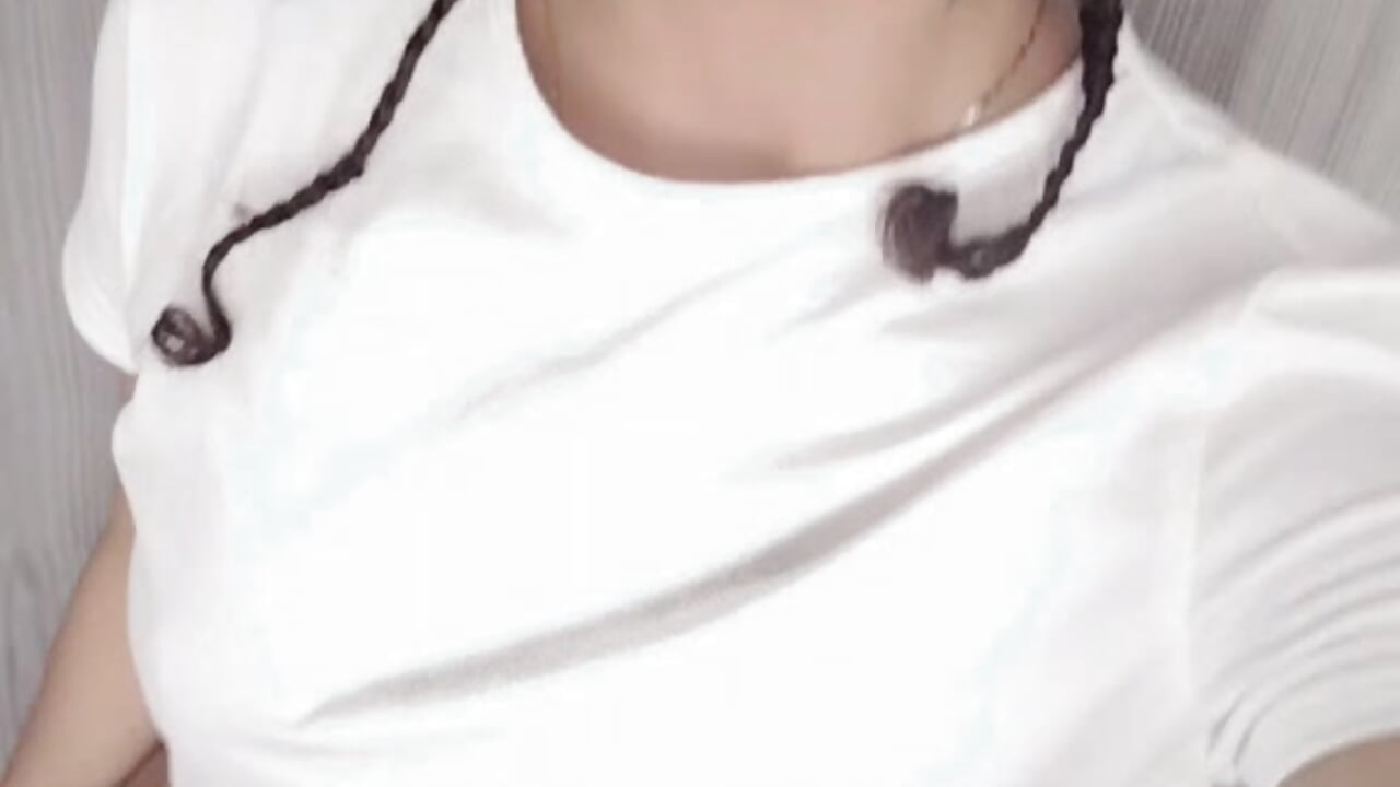 she has a hip movement - video by Milanx_19 cam model