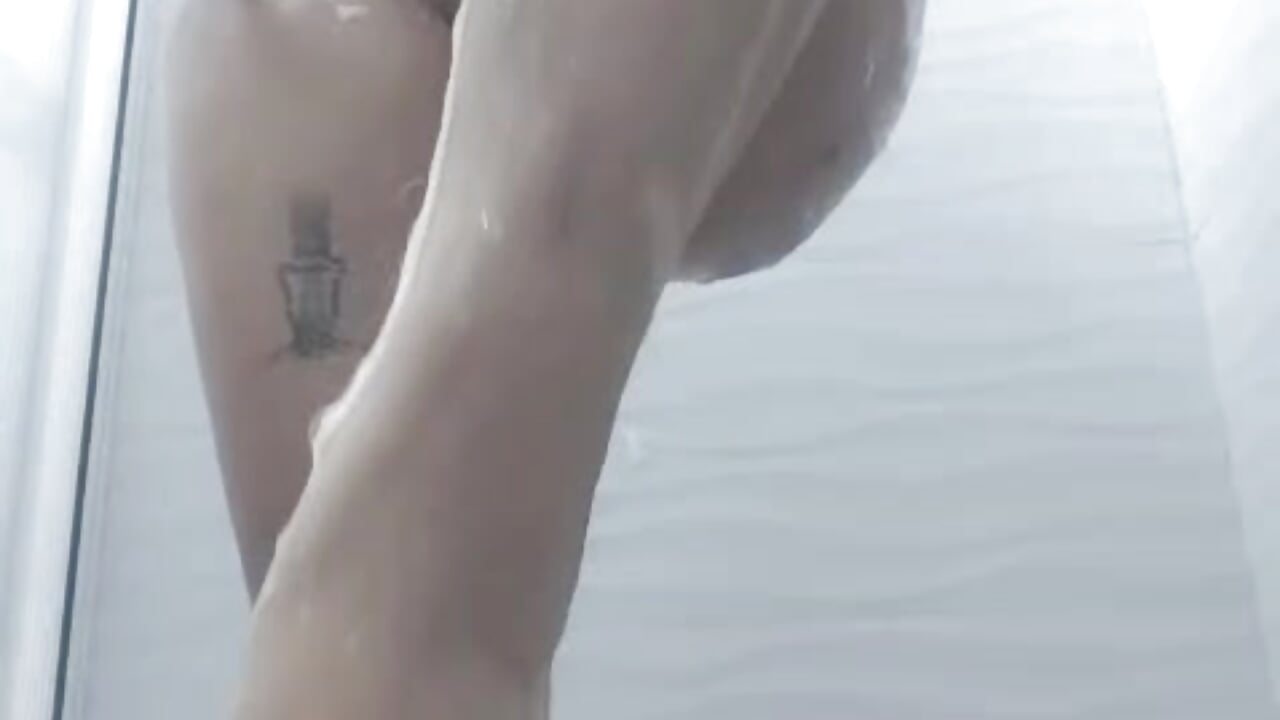 look at my feet with foam in the shower - 視頻由 ScarlettRedsins 主播提供