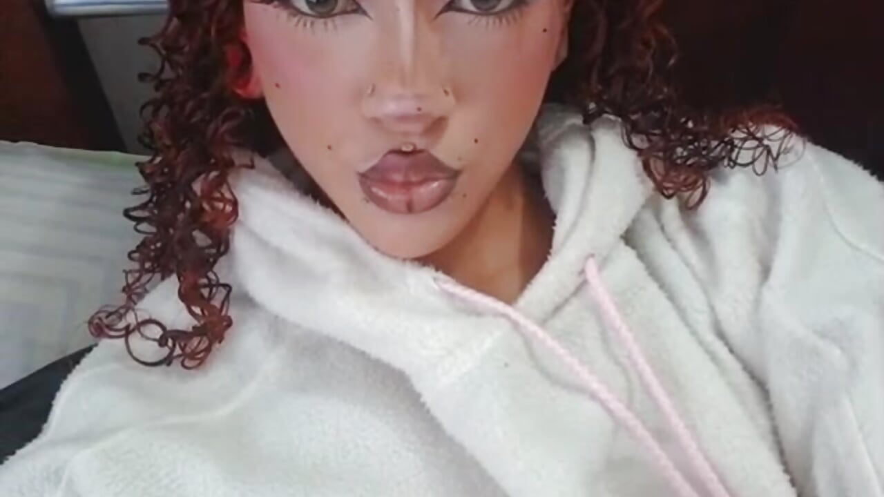 “My angel face is the beginning of the art that is born when I put on makeup.” - video by dolly_boob cam model