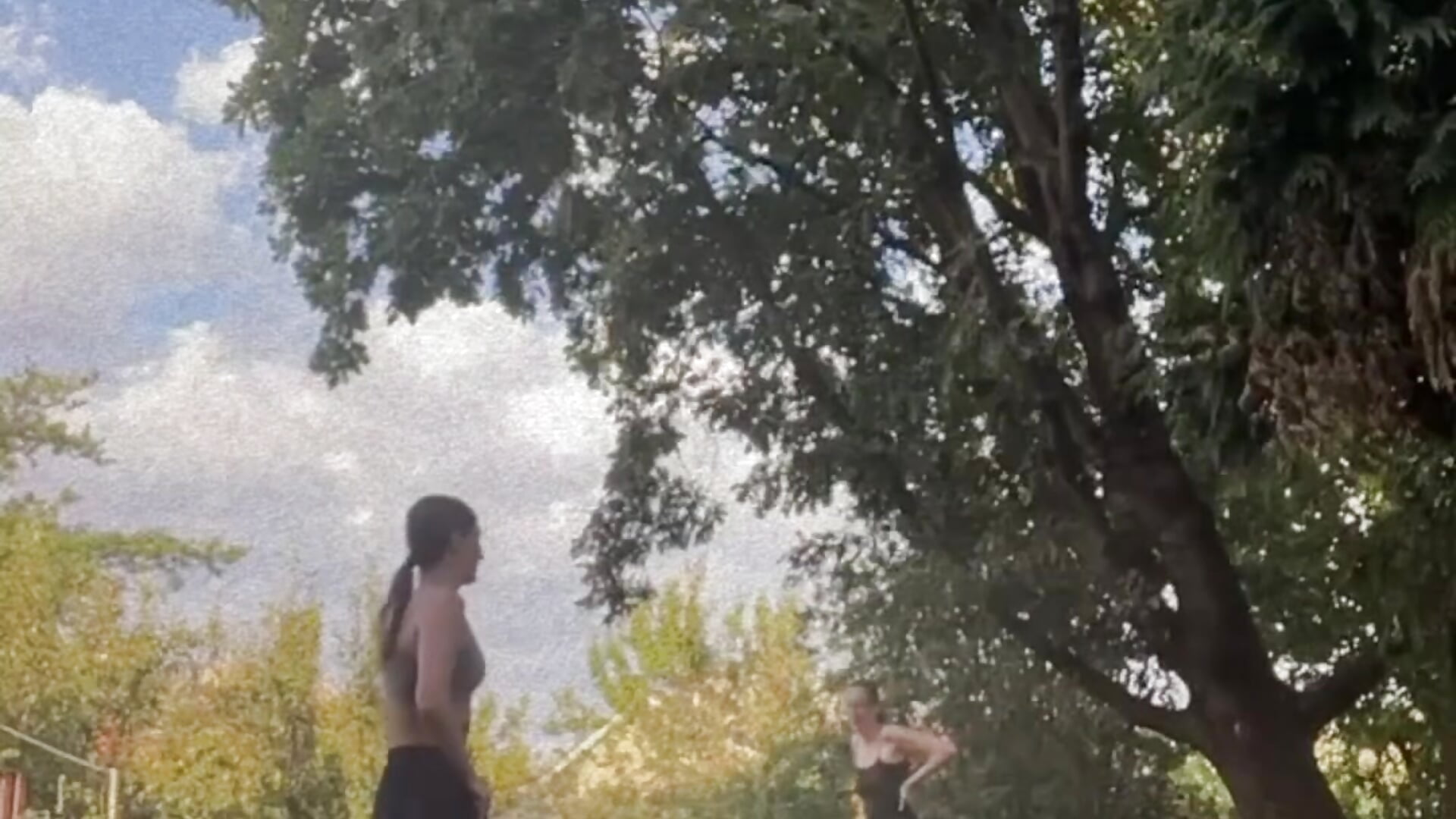 Funny outdoor bath time 😂