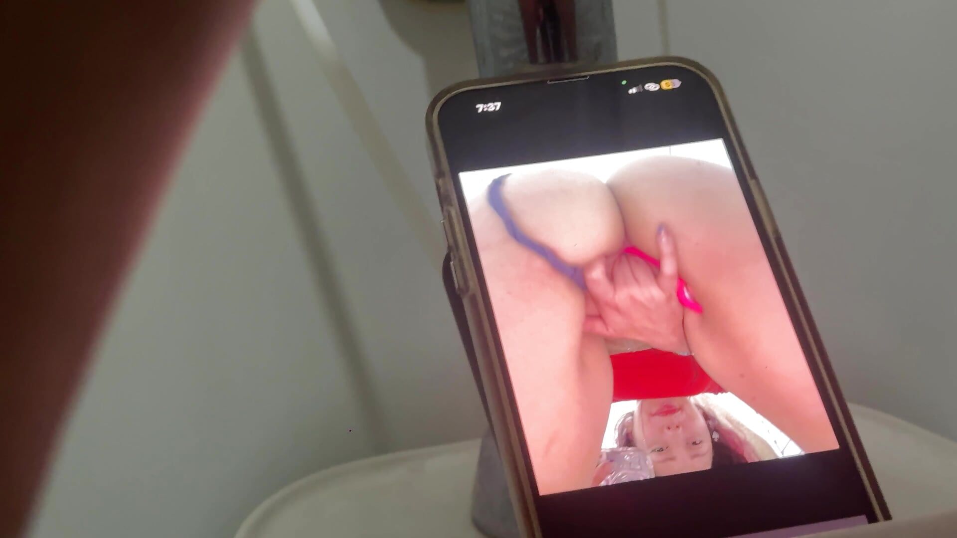 MASTURBATING IN THE BATHROOM WITH MORE PEOPLE AROUND ✨💦 - video by RojitasTeaseX_ cam model