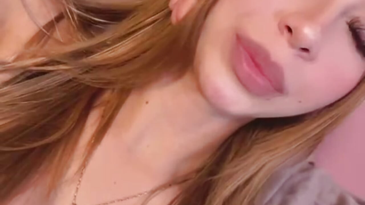Kiss me, my lips taste like strawberries – video modela na kameri Angel_zafiros