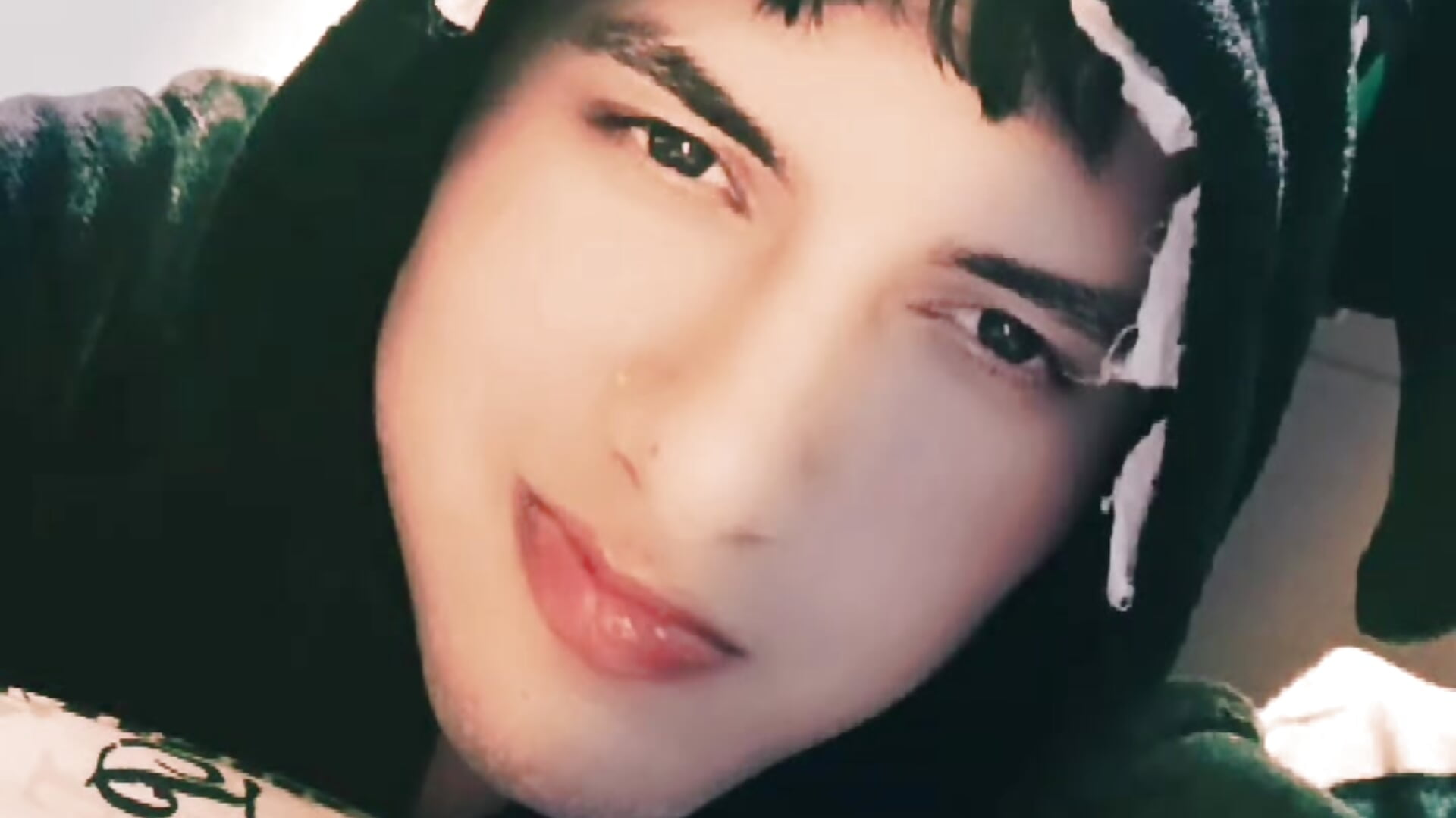 Kiss me? - video by Sweet_kevin1 cam model