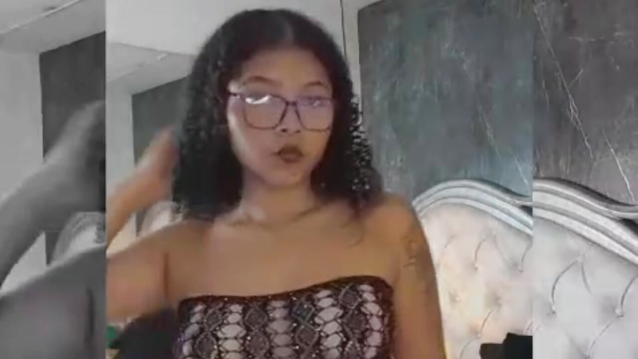 Holas mis bebes 🥵🥵😳 - فيديو من saaraaa موديل الكام