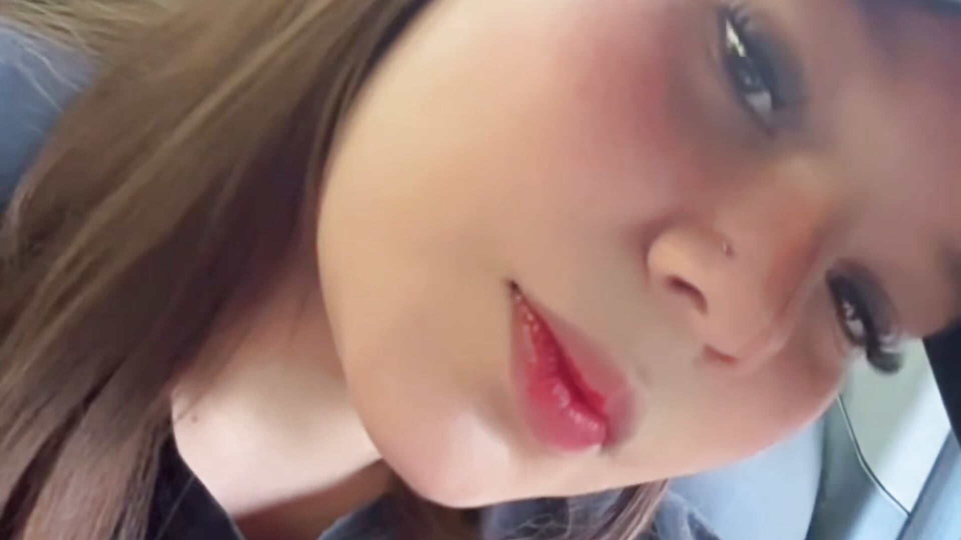 DF72C367-0E65-4ED0-BC32-60B9E51DD12D - video oleh model kamera geraltabarez