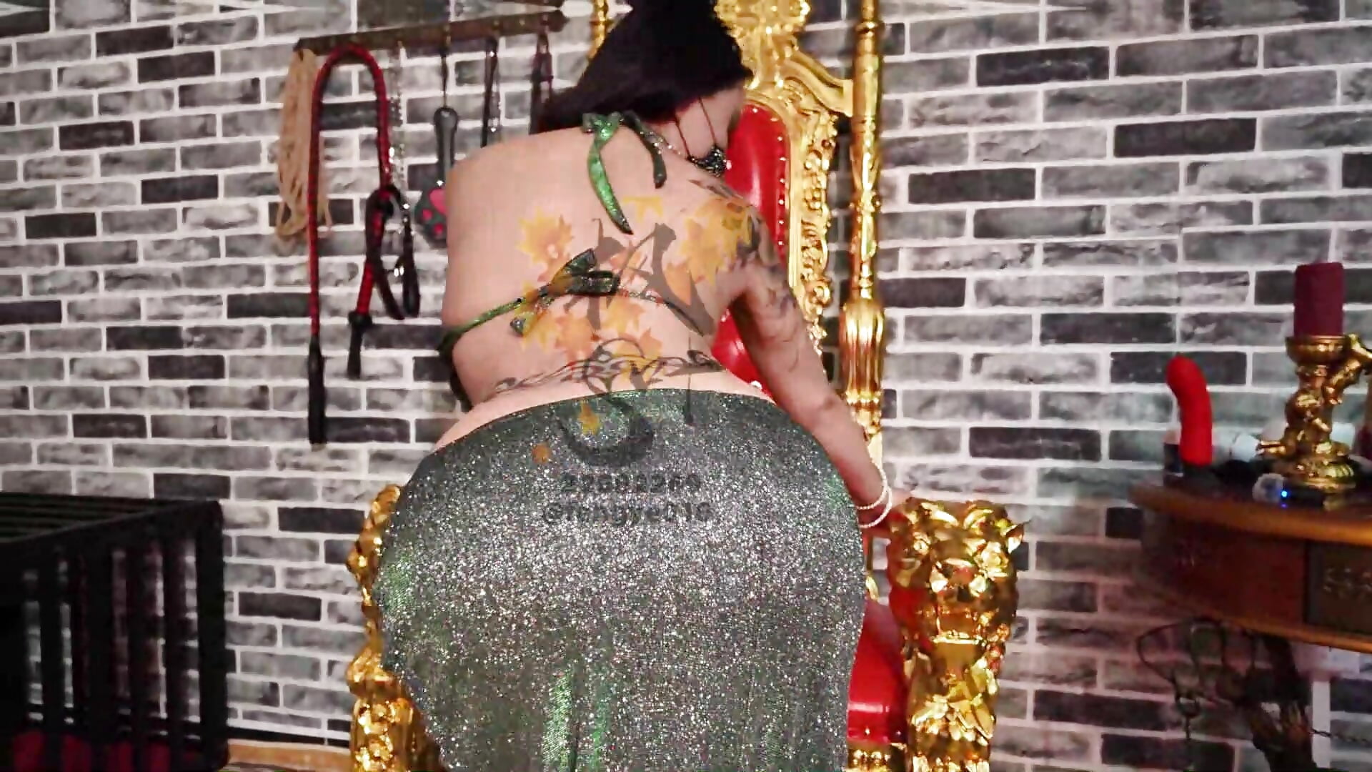 银色性感小妈裙美臀舞Silver Sexy Stepmom Skirt Beautiful Ass Dance - วิดีโอโดย ladyfengyeS010 โมเดลแคม