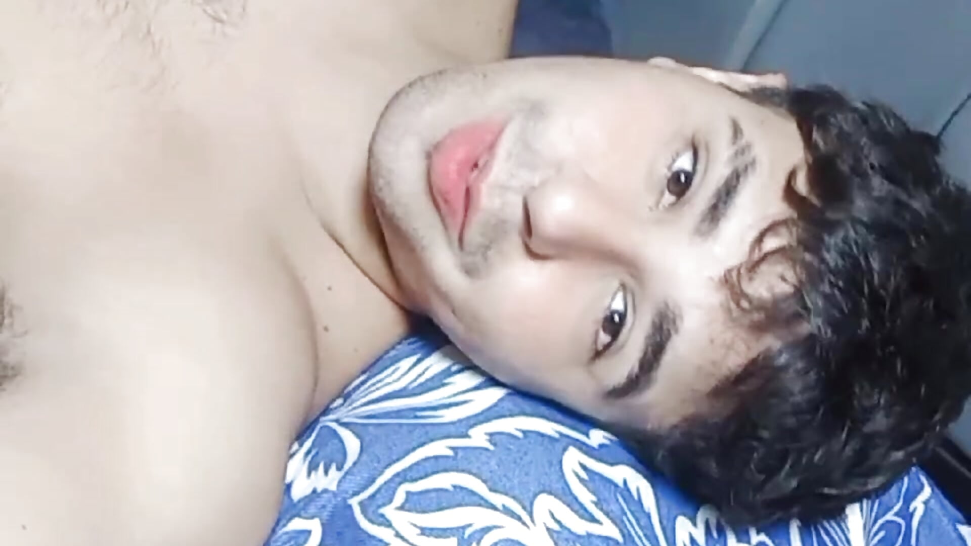 ACCOMPANIES ME IN MY BED ??? - video od modelky/modela MAXIMILAINO-XXX