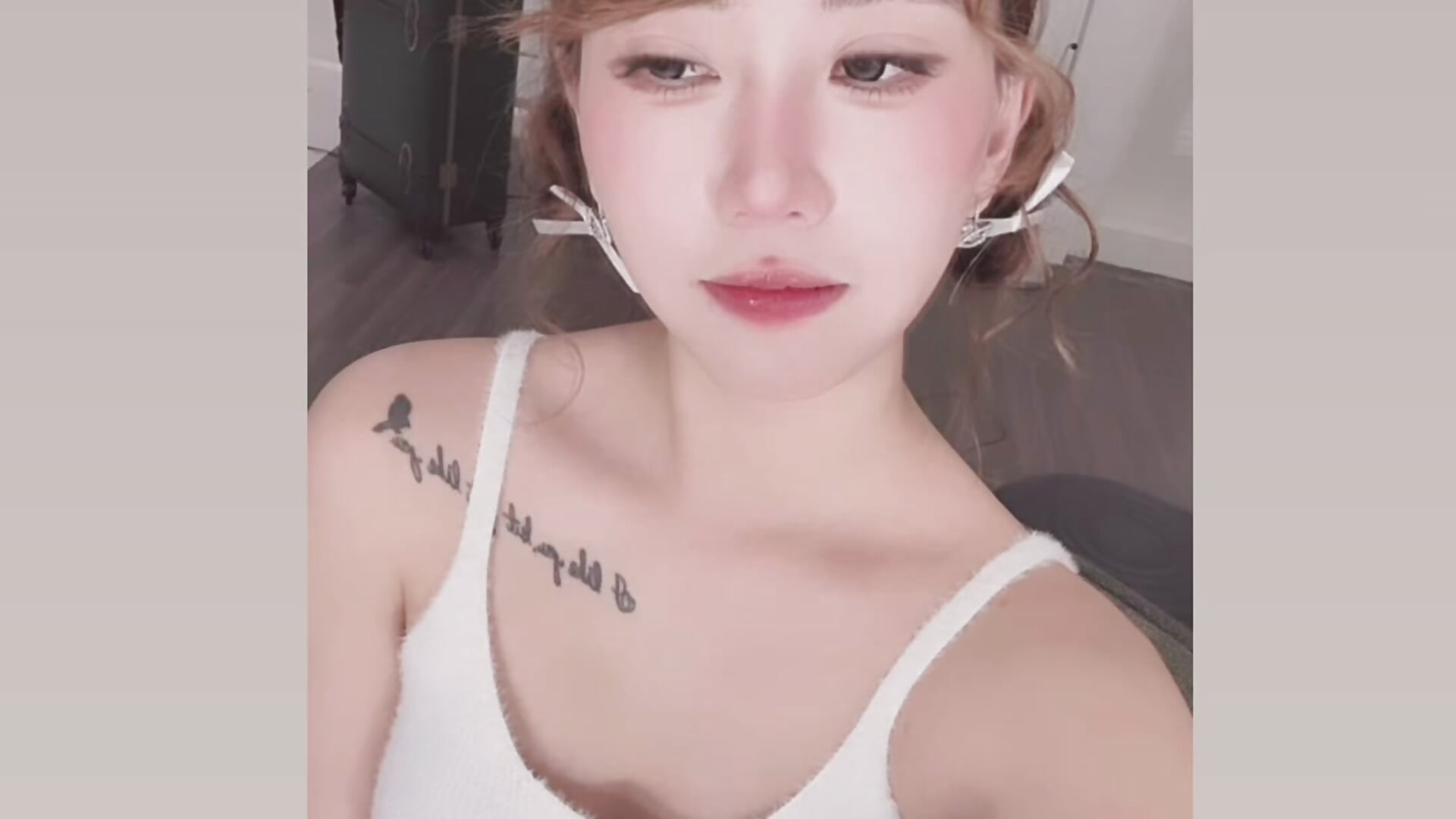 93AAD997-B079-4638-ADD0-62D26245DD55 - відео від вебкаммоделі whitecat13