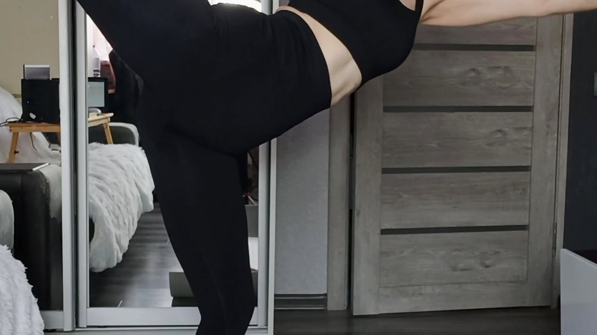 yoga class - vidéo du modèle de showcams FlexibleDoll_