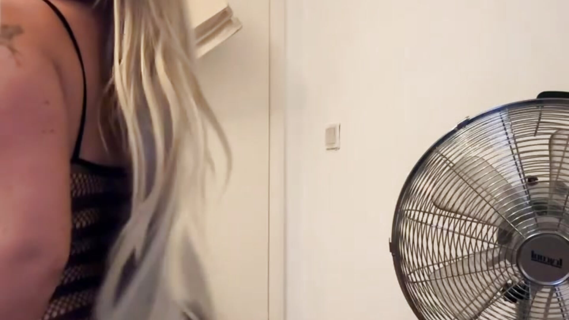 Wanna see my fishnet lingerie…? – video af Doll-Dreams cam-model