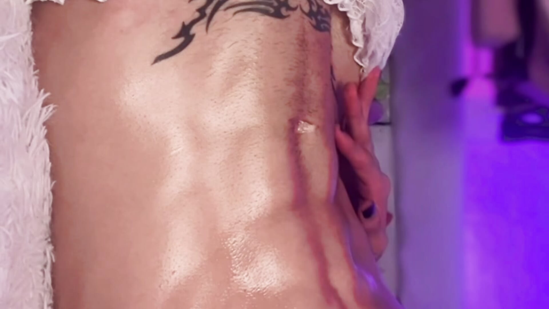 My thin body with oil❤️‍🔥 - vidéo du modèle de showcams Kitsuneplay_