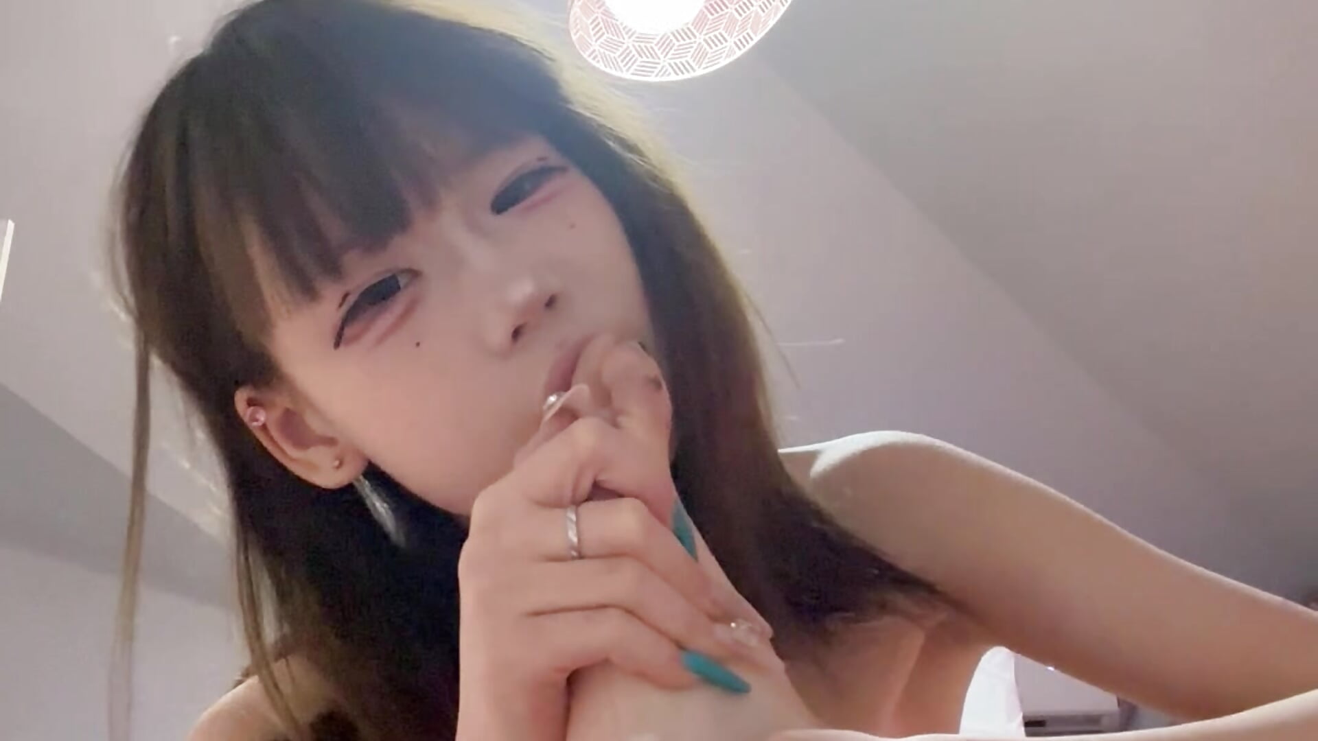 吮吸自己的玉足