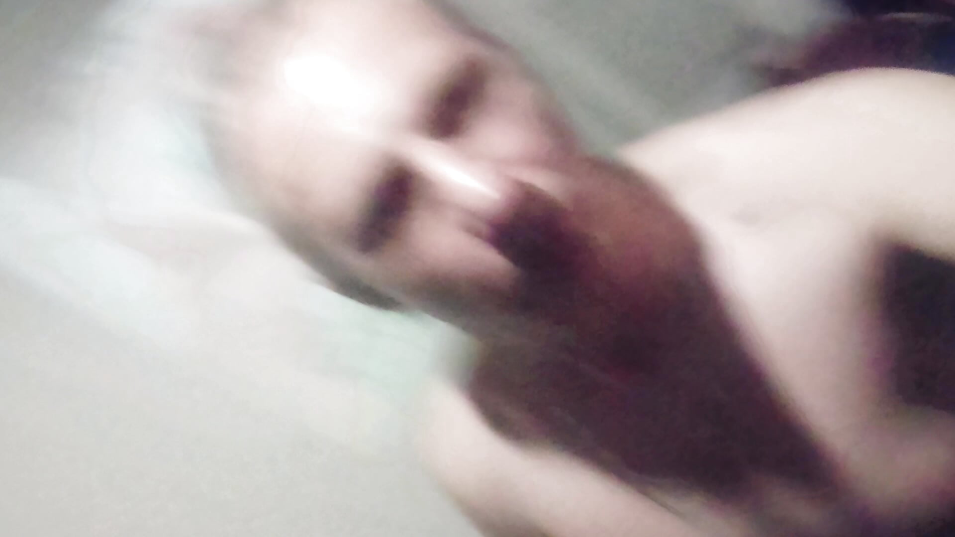 Vídeo em tendência de modelo na câmara RectangularMatch78 8241