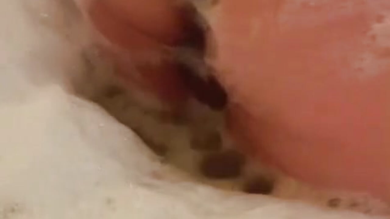 En el jacuzzi - vídeo de la modelo de cam angielove1905