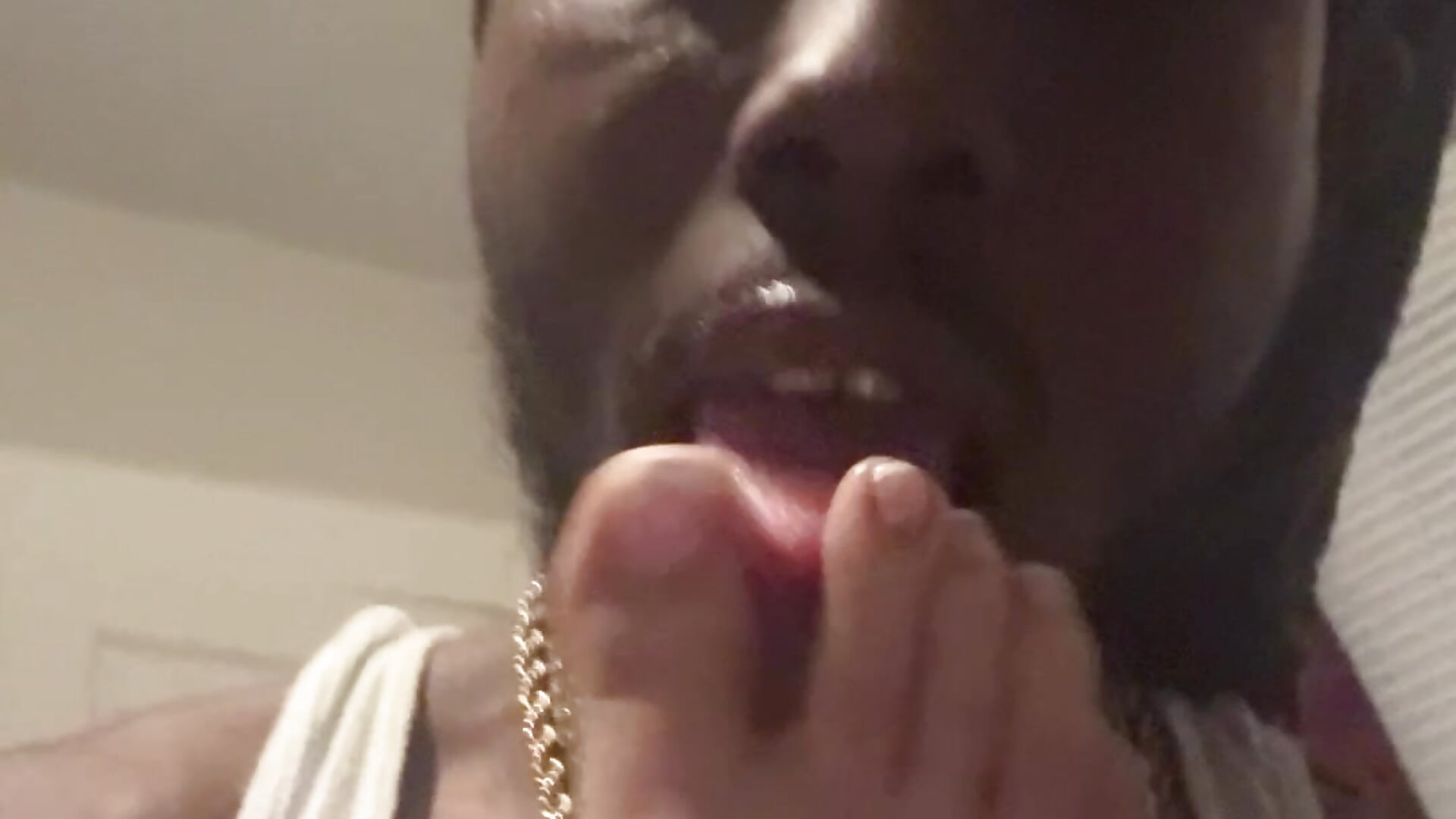 Sucking on her frenchies - video av Butterflyy-SticK cam-modell