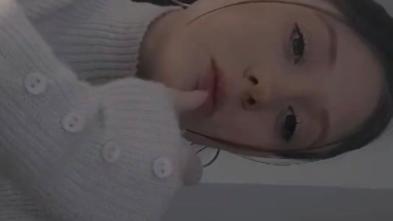 2025-12-30 05,24,15 – video od webkamerové modelky BellaRoselle