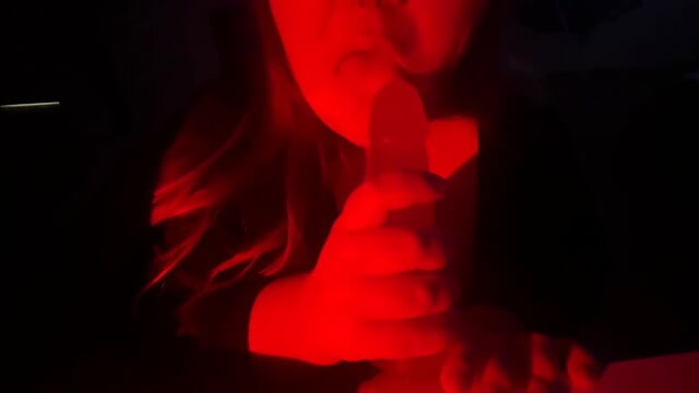 Delicious blowjob from mommy - video di SkyEmily modella di cam