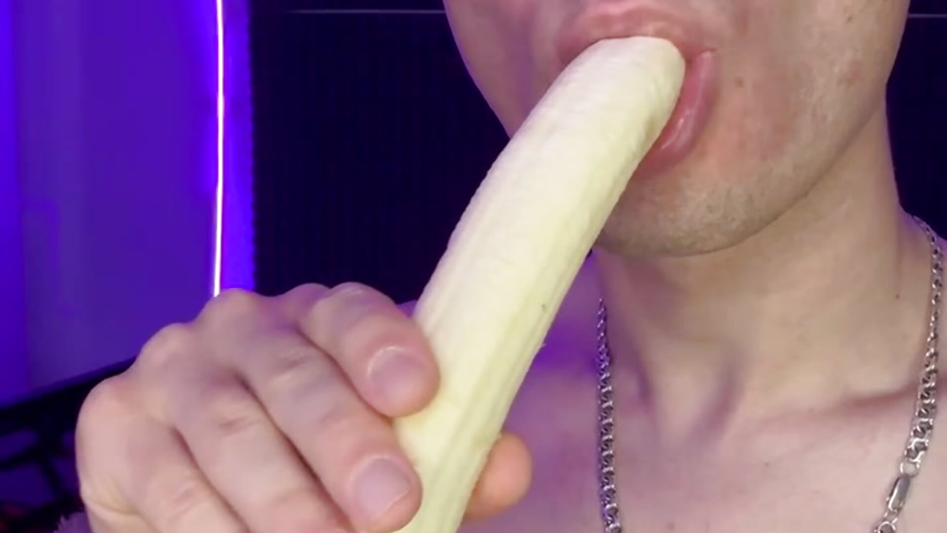 I'm sucking a banana - video của người mẫu cam F666LAME