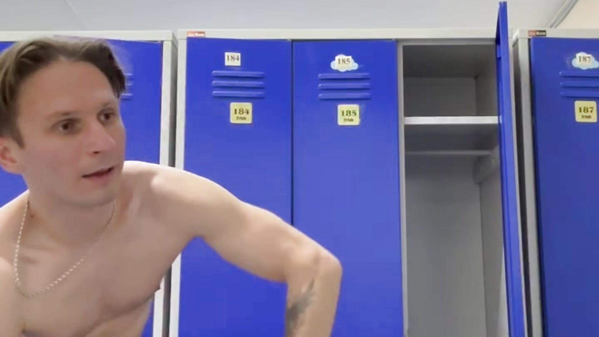 In the locker room - video của người mẫu cam F666LAME