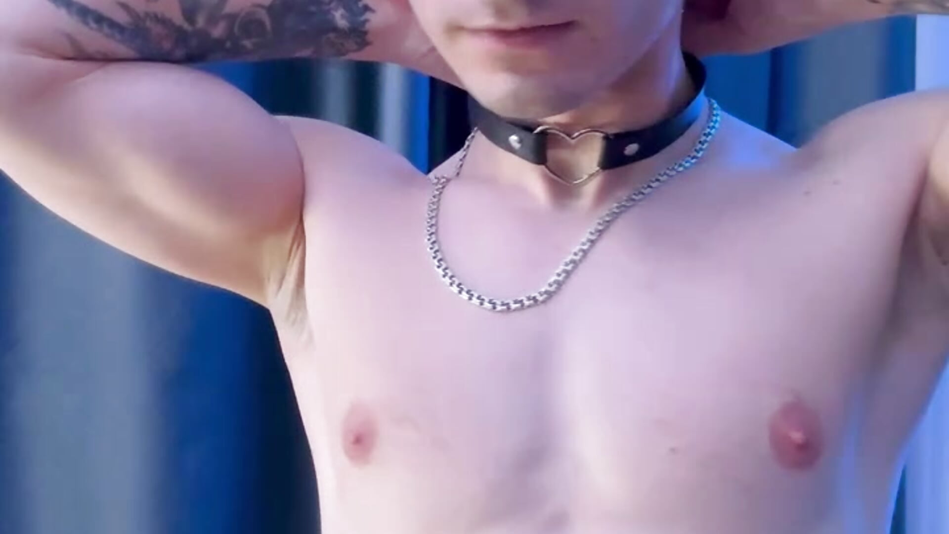 Choker with a heart - video của người mẫu cam F666LAME