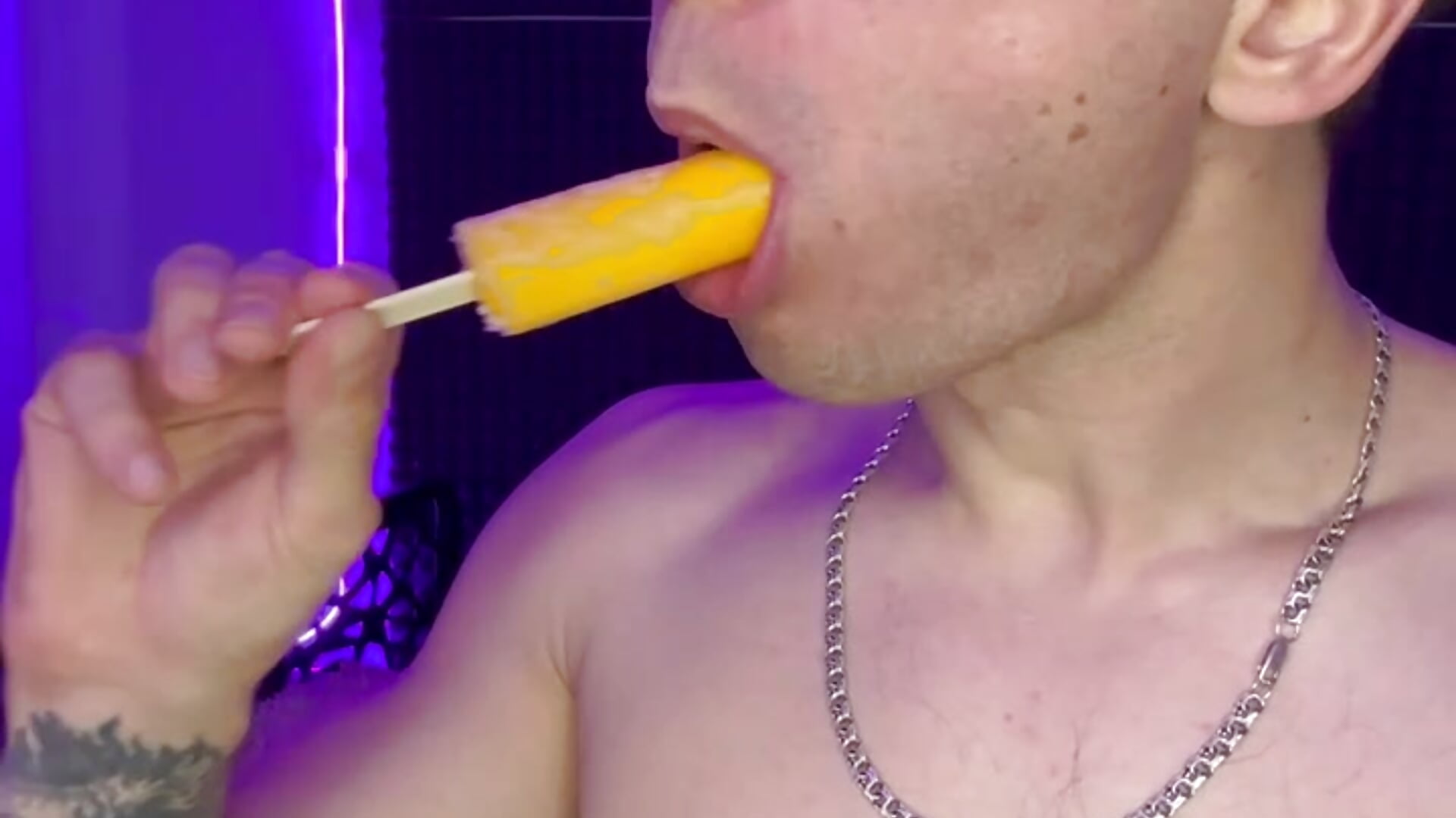 I'm sucking ice cream - video của người mẫu cam F666LAME