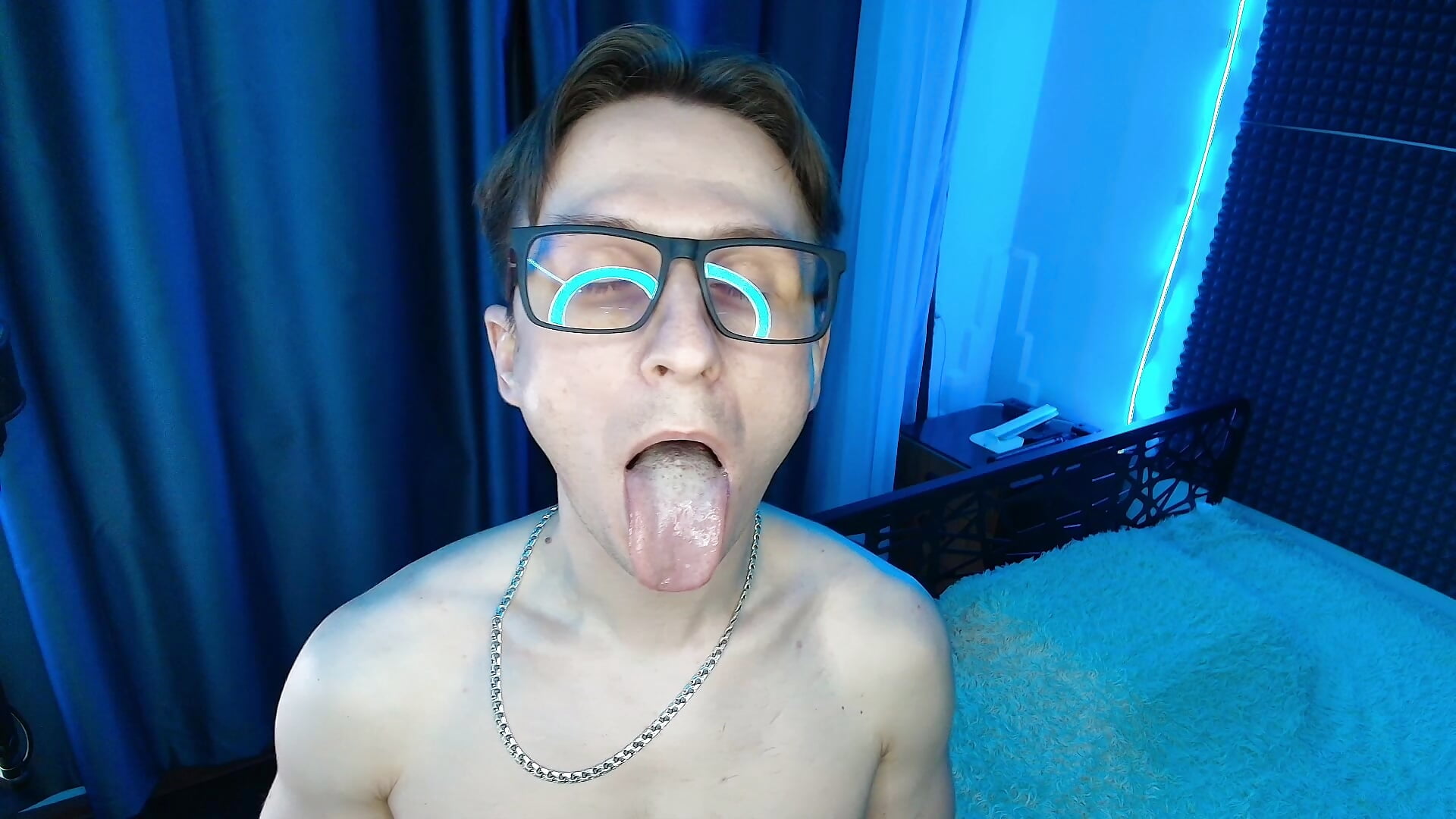 Show tongue