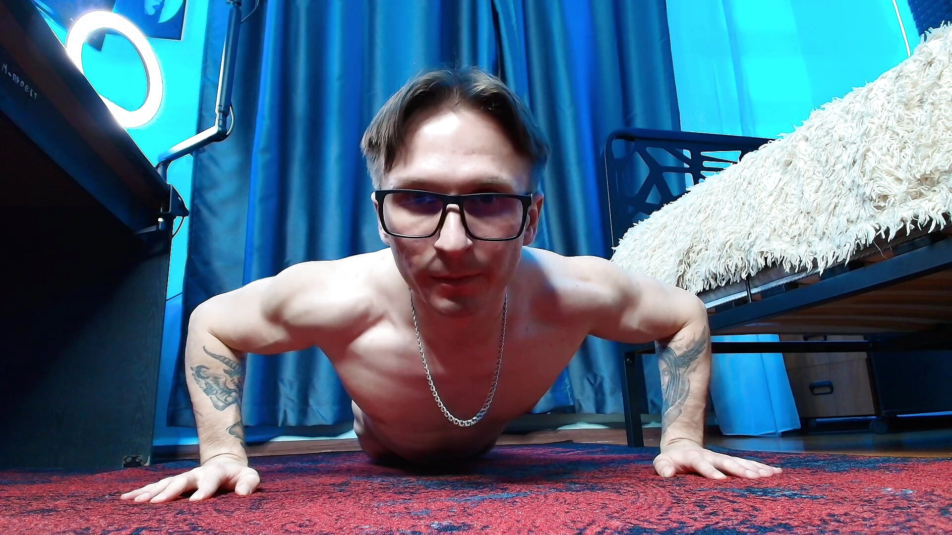 Push-ups nude