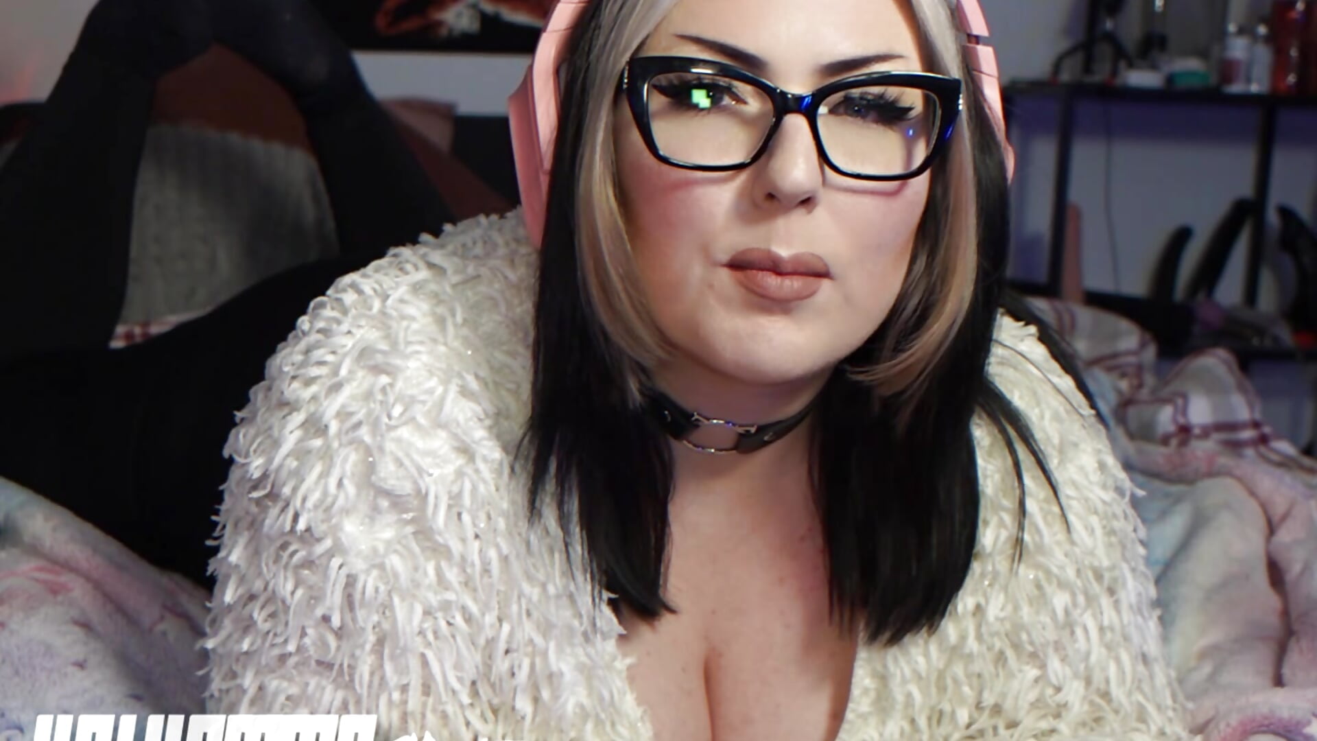 GF SUCKING DICK WHILE GAMING full video - VelvetteSWE 캠 모델의 동영상