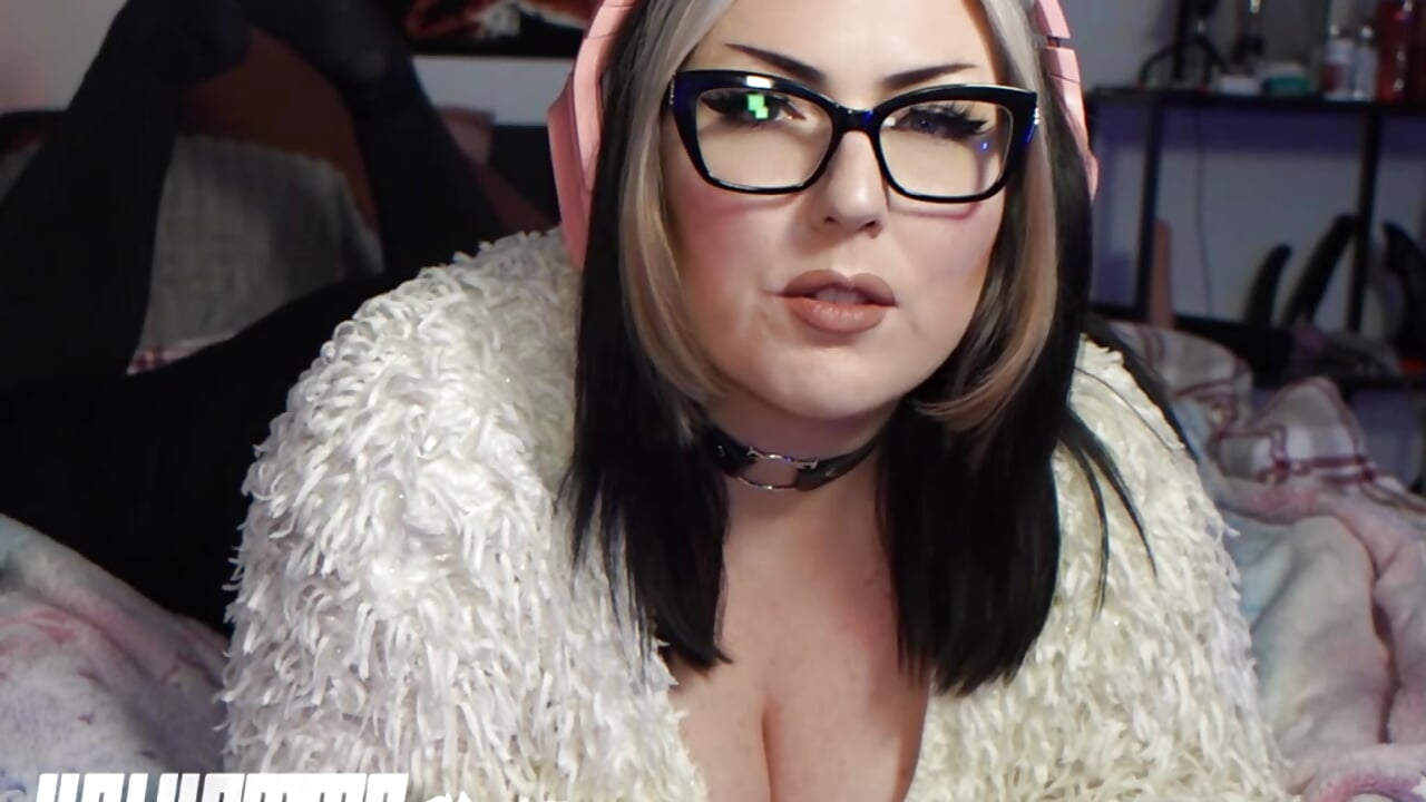 GF SUCKING DICK WHILE GAMING TRAILER - VelvetteSWE 캠 모델의 동영상