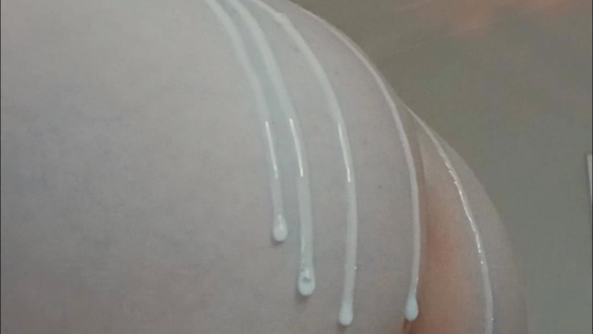 Cum on my juicy ass