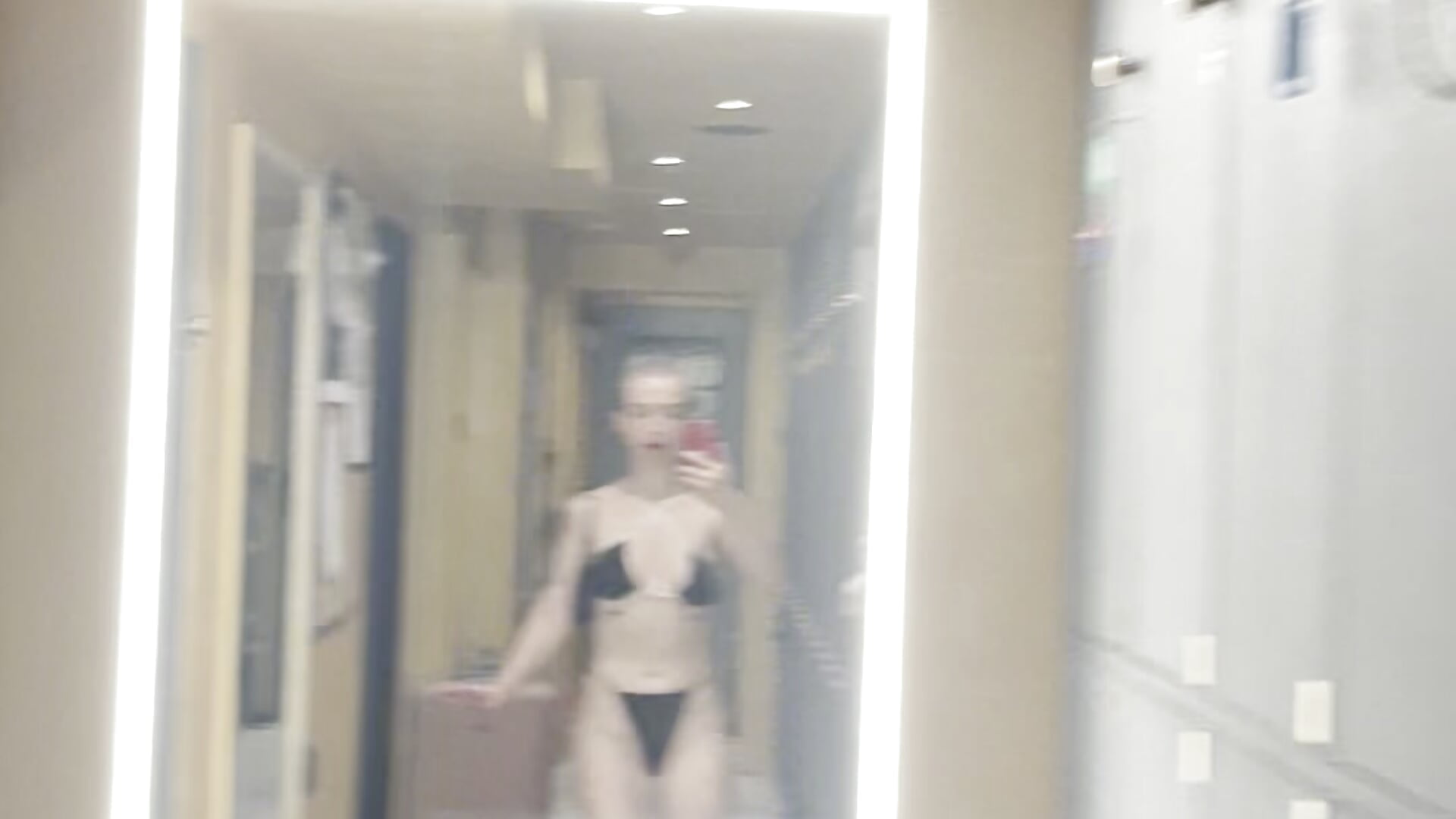 a quick peek at me in the locker room - video by Ani_Kali cam model