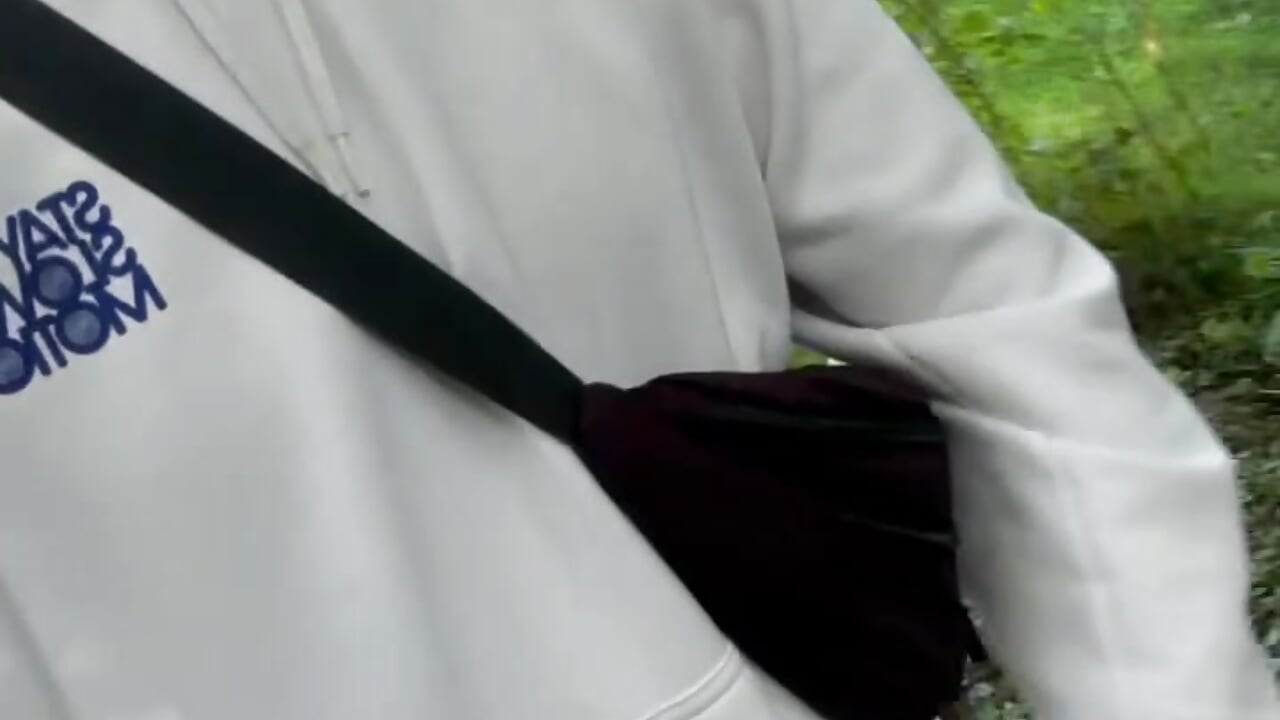 Forest walk&wank — filmik QuietButNaughtyXx, modela(-lki) na kamerkach