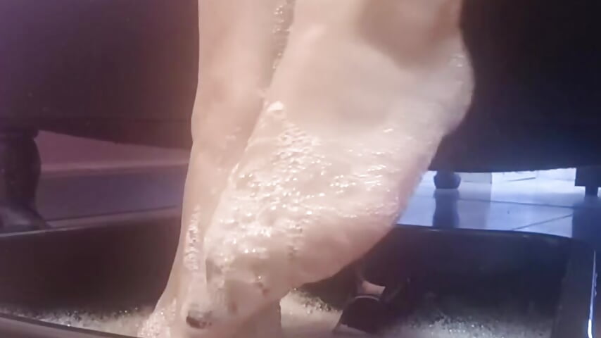 showing my feet with foam - video by Maitte_lover cam model