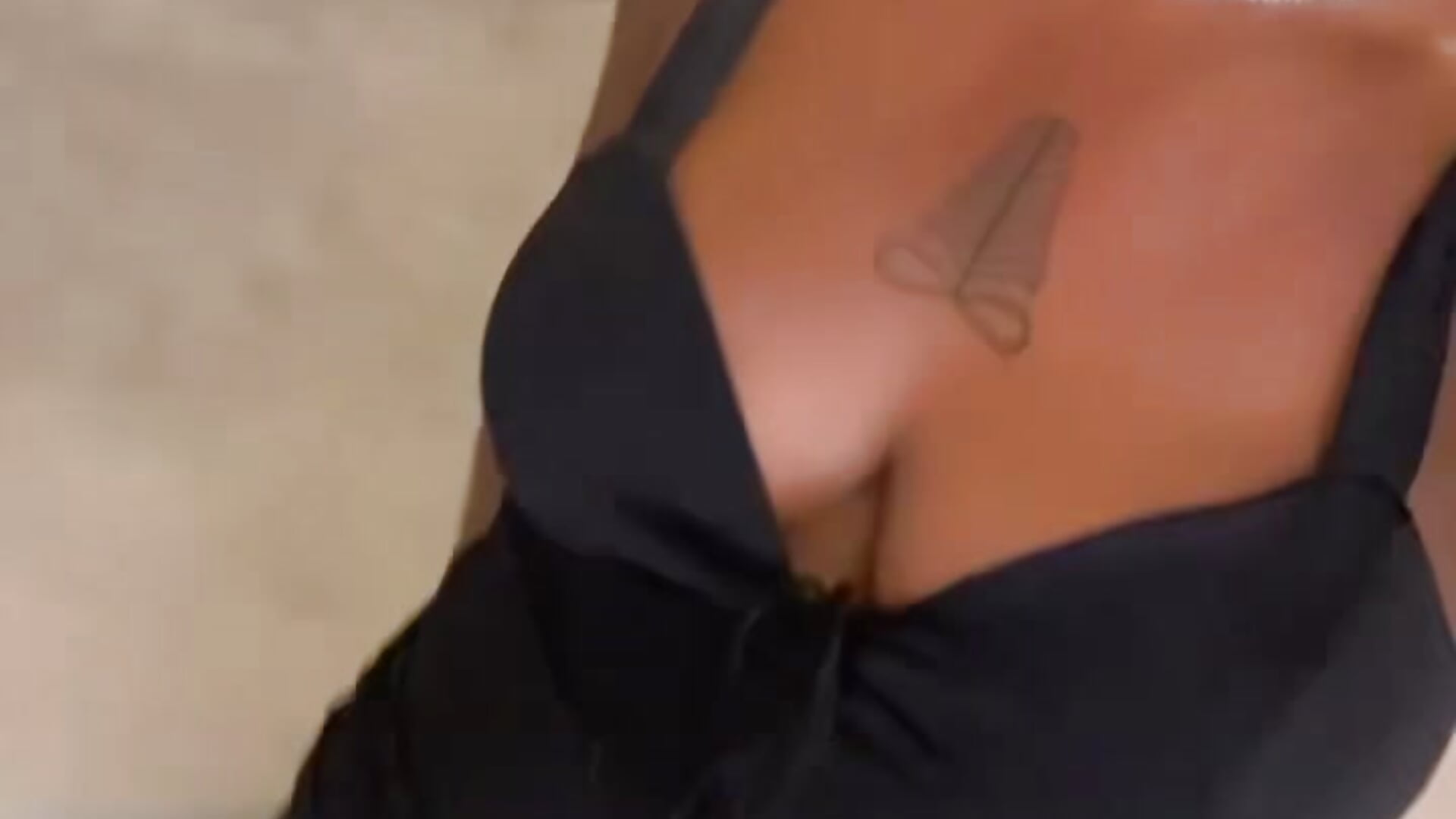 Sexy in Black - video di EbonysparX modella di cam