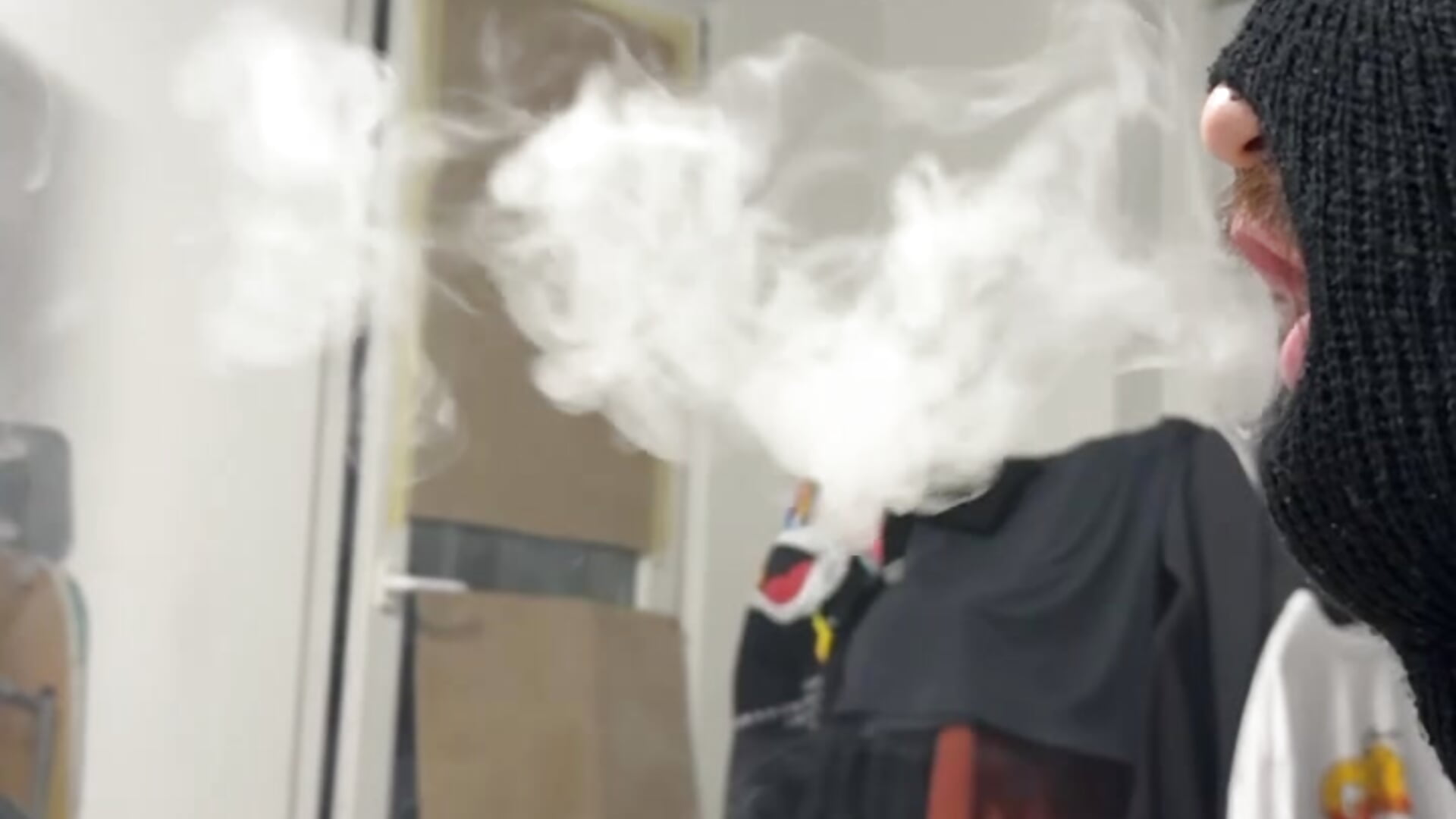 I'm trying to make smoke rings. - βίντεο μοντέλου KaelNox