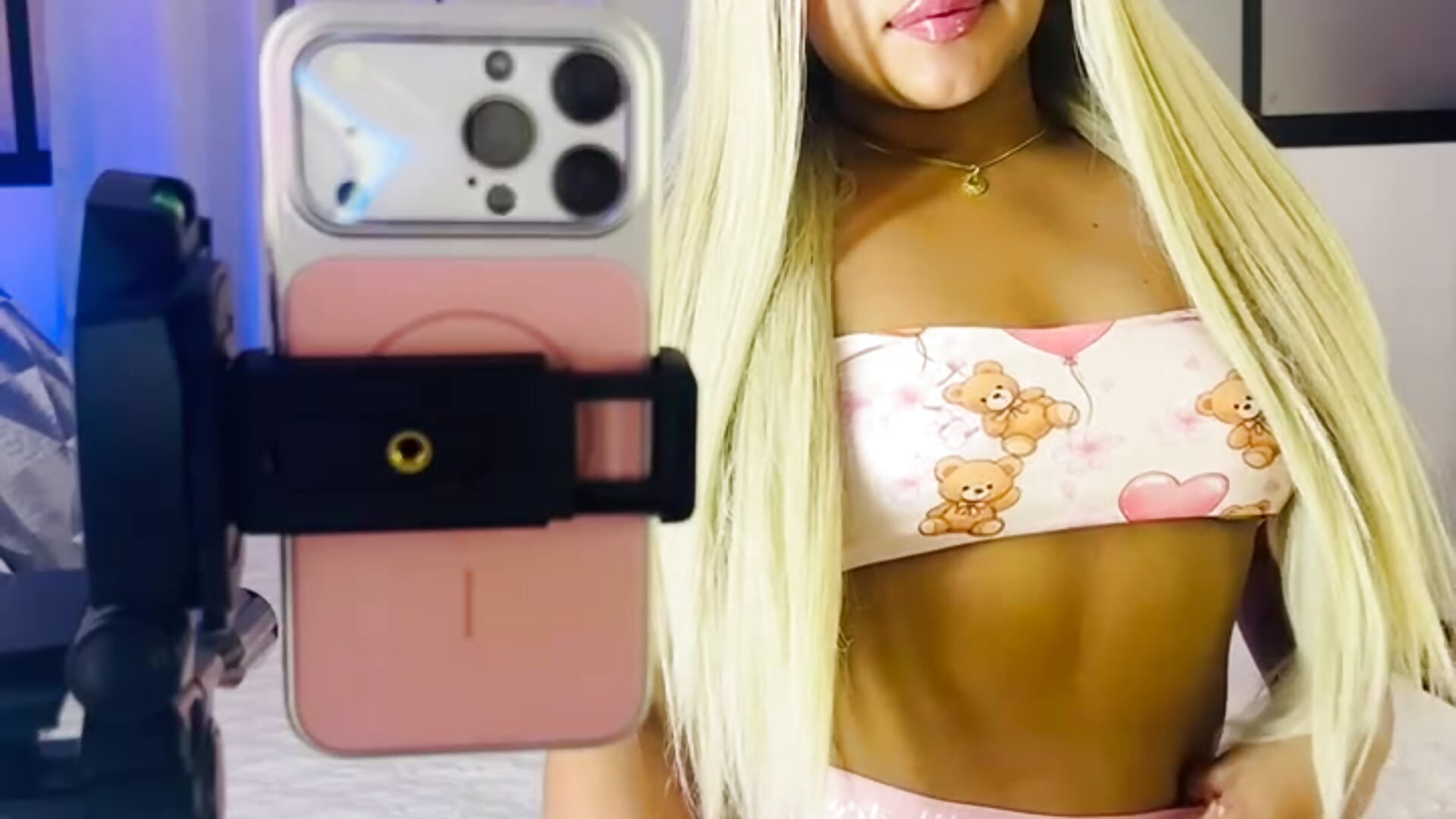 Would you like to fuck a cute Latina with a big neck with glasses?...😏😈 - video by Liaevans__ cam model